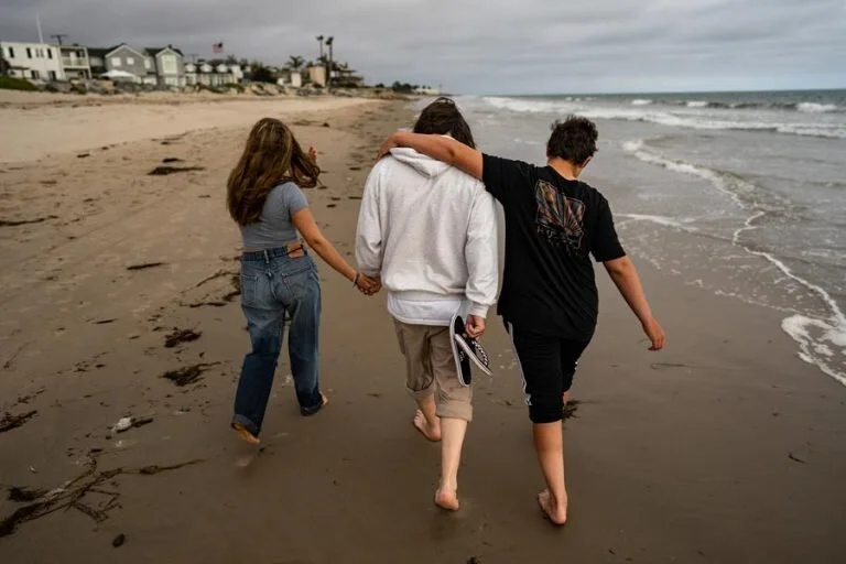  Chris Pallanck, 50, walks with his children along the Santa Claus Beach in Santa Barbara, California. Photo: Salwan Georges/The Washington Post/ICIJ 