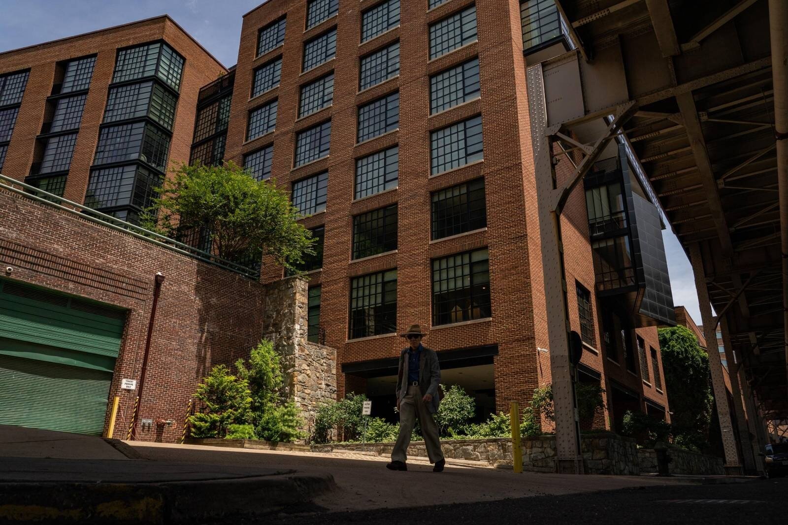   A pedestrian walks past a building where a property belonging to King Abdullah II is located in Georgetown in Washington, D.C.  Photo: The Washington Post/ICIJ 