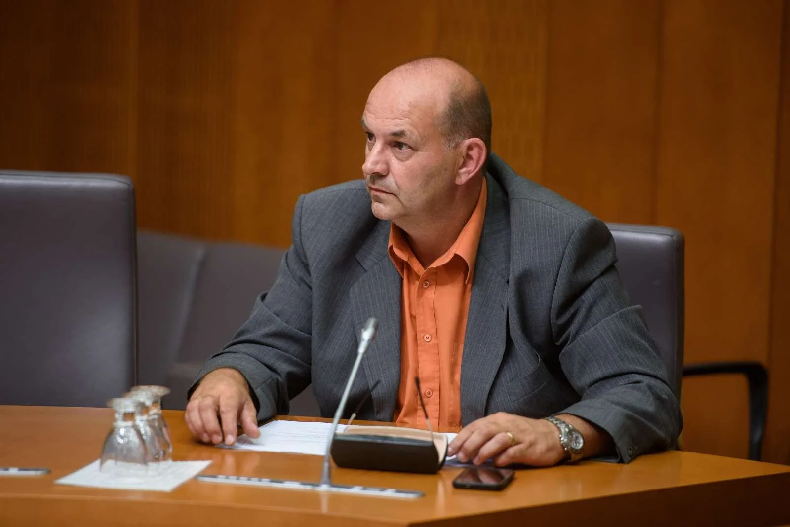  Poslanec SNS Dušan Šiško meni, da sredstva v višini 4826 evrov, kolikor morajo imeti od aprila letos na računu študenti, ki niso iz držav članic EU, niso »v nebo vpijoča«. Foto: Nebojša Tejić/STA 