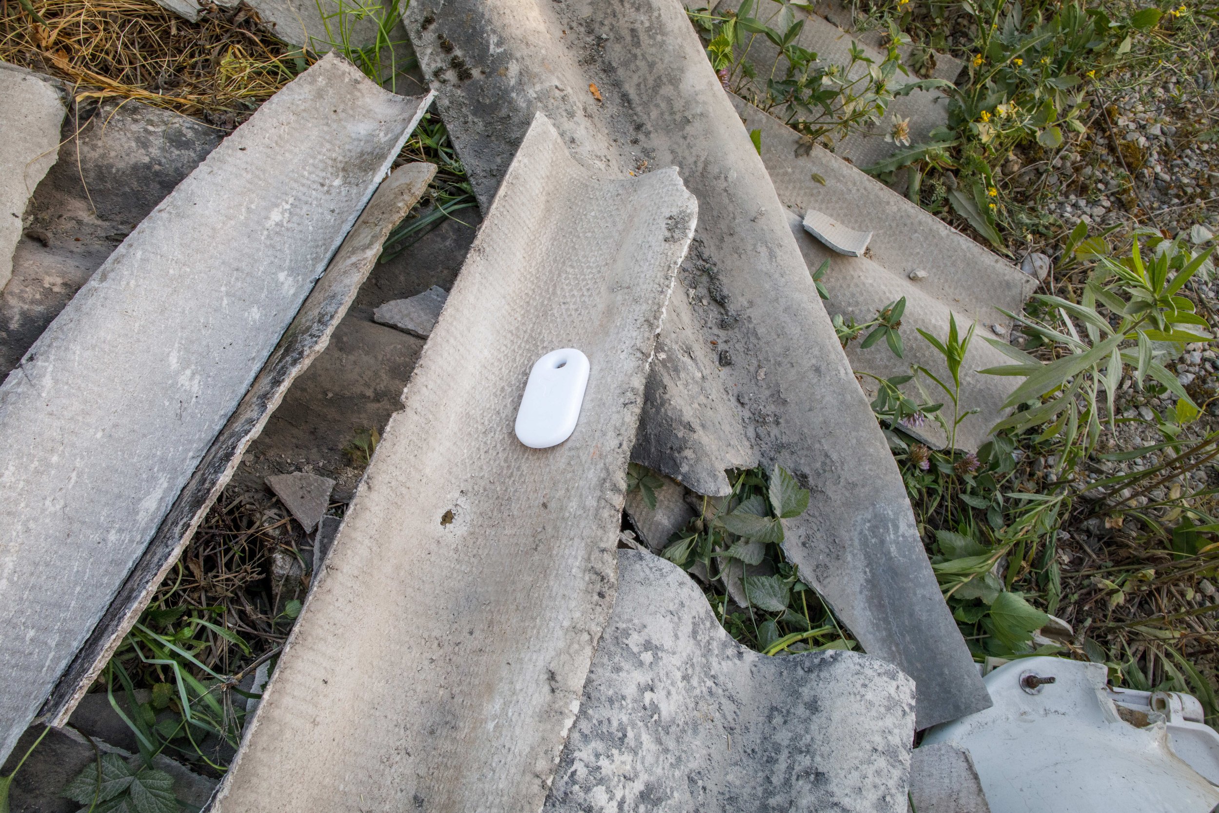  Poseben izziv je bila azbestna kritina, saj je lahko zelo škodljiva. Našli smo jo med sprehodom ob Savi. 
