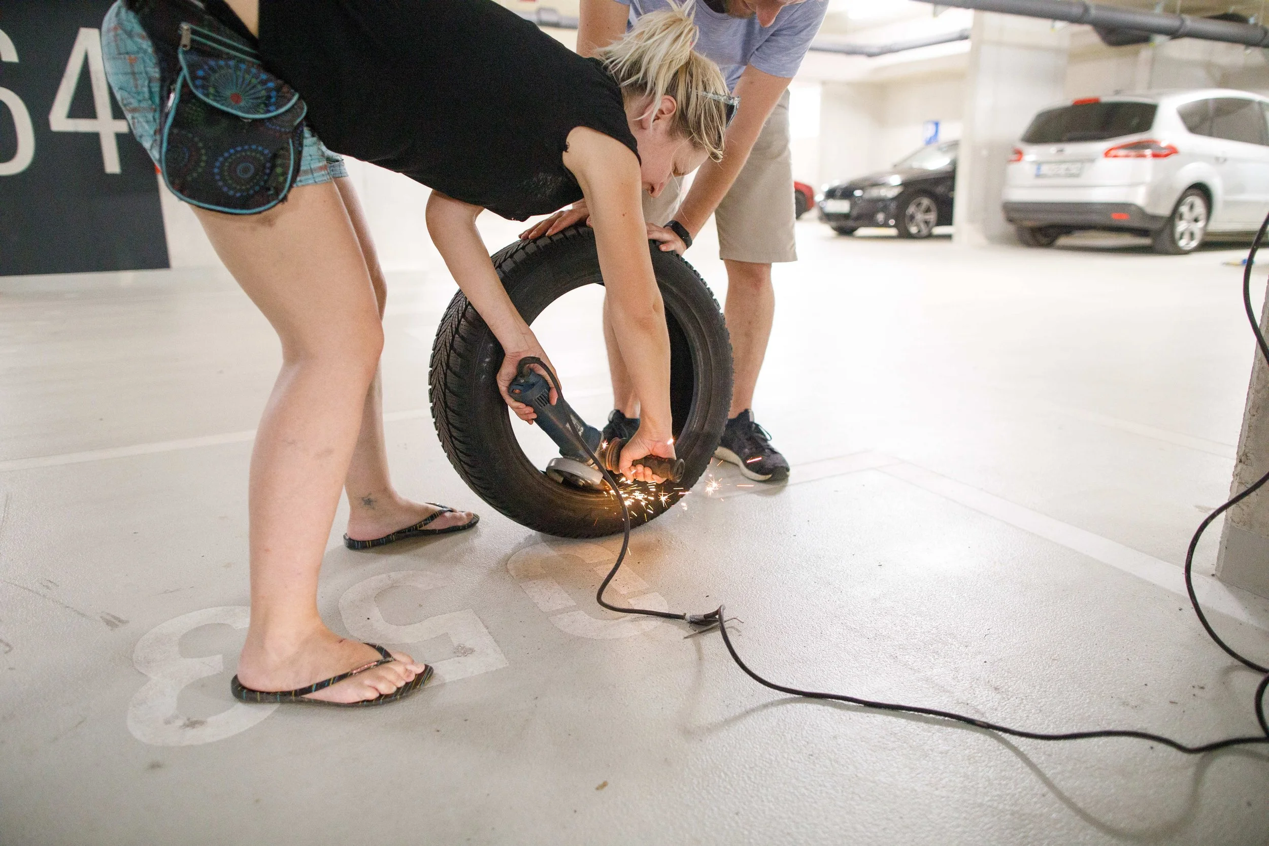  Priprava gume za namestitev sledilne naprave. 