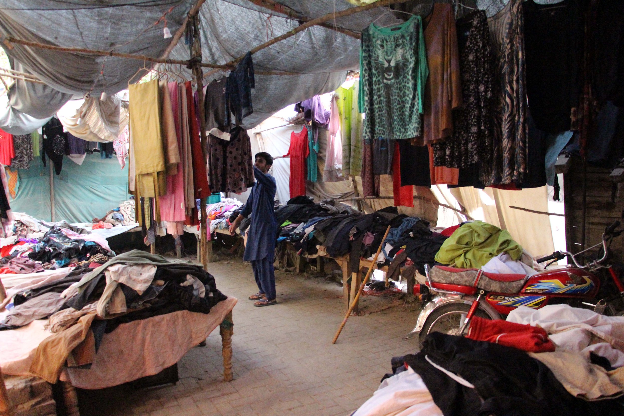  Na ulici Rešam Gali je približno dva ducata trgovin, kjer prodajajo izključno stara in rabljena oblačila. Foto: Adil Jawad 