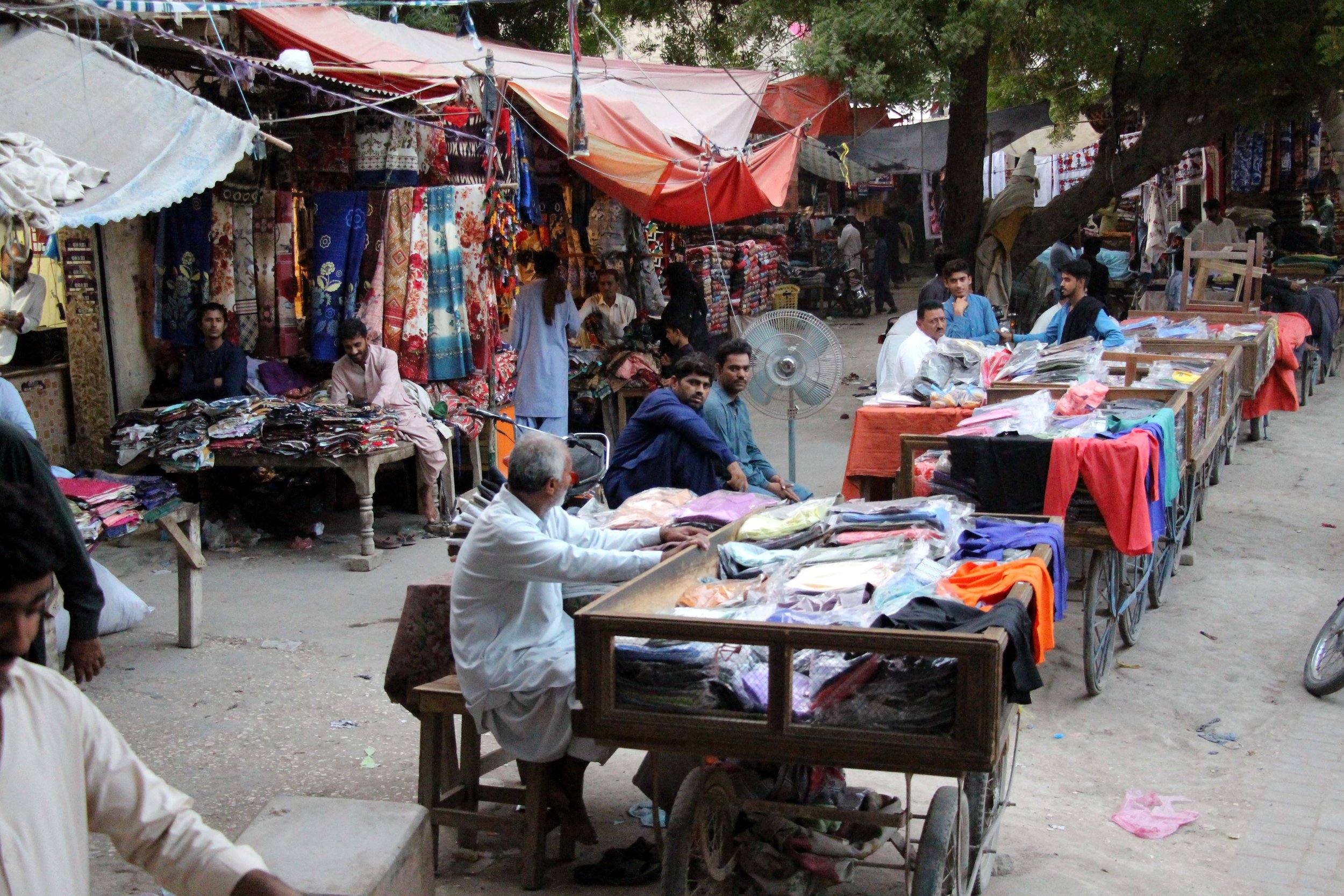  Večino oblačil v Larkani prodajo v zimskem času, med oktobrom in februarjem, ko se temperatura spusti do nič stopinj Celzija. Foto: Adil Jawad 