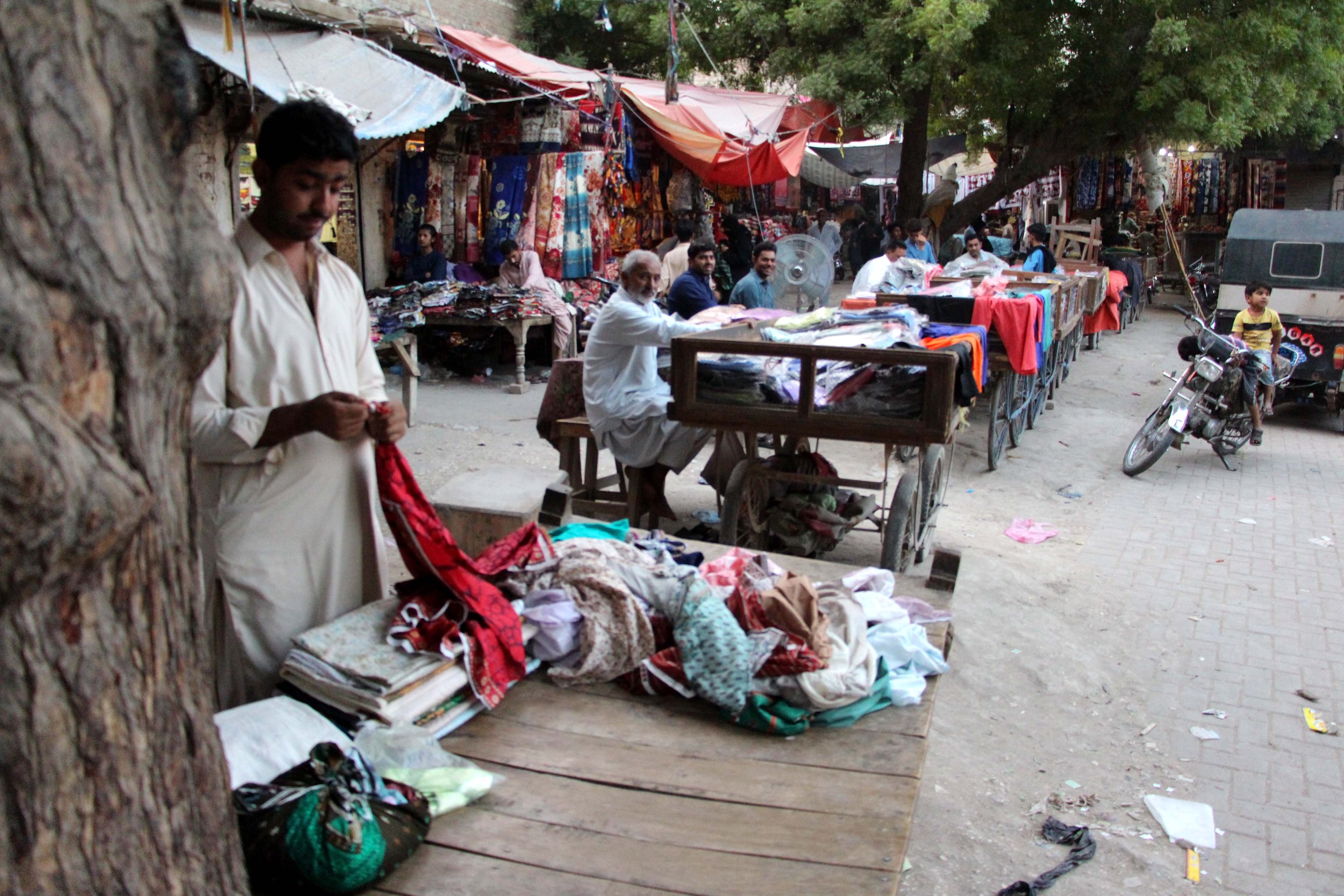  Many locals make a living with second-hand textiles. The industry helps alleviate poverty and reduce unemployment, Waseem Akhtar of the Federation of Pakistan Chambers of Commerce and Industry told Oštro. Photo: Adil Jawad. 