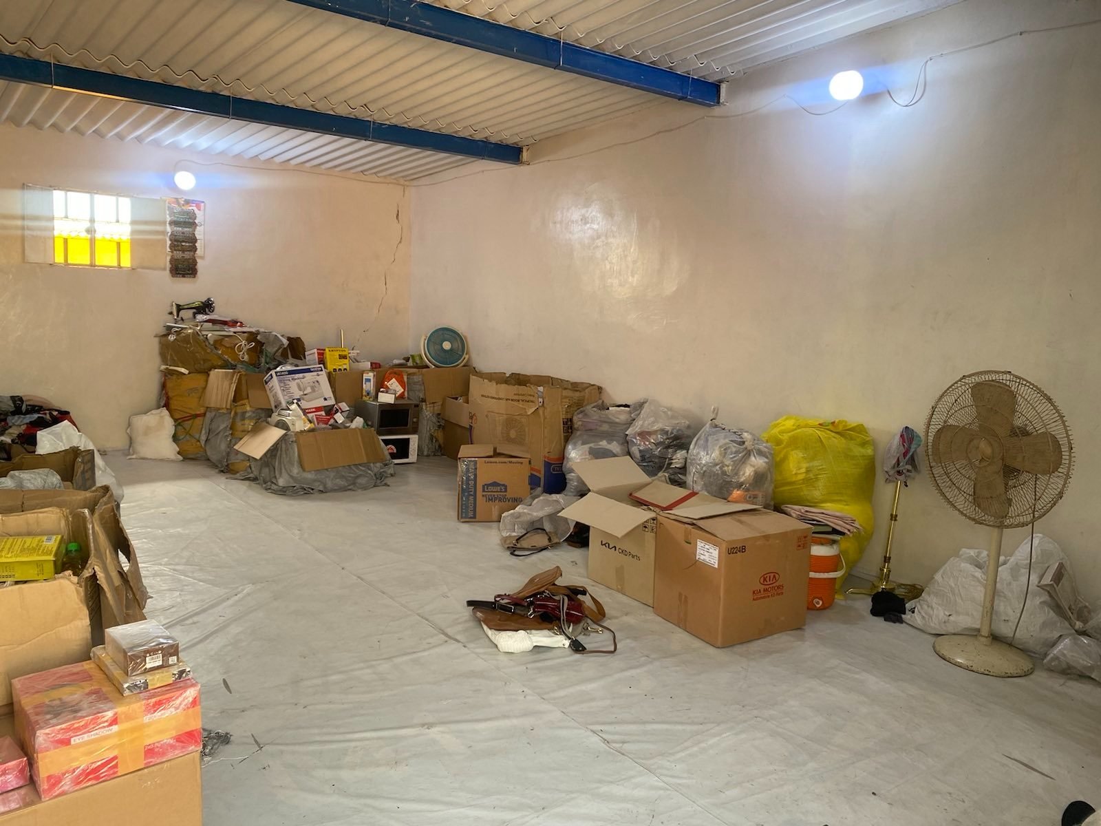  A sewing machine in a family-owned wholesale business. The Lunda Shop also does minor repairs of clothing and other textiles. Photo: Adil Jawad 