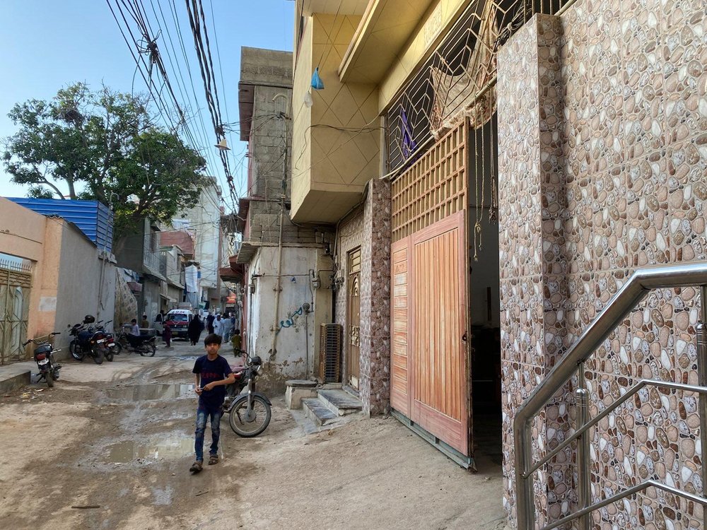  The poor Haji neighbourhood in Karachi with narrow alleys and warehouses of second-hand textiles from where Oštro’s backpack reported its location. Photo: Adil Jawad 