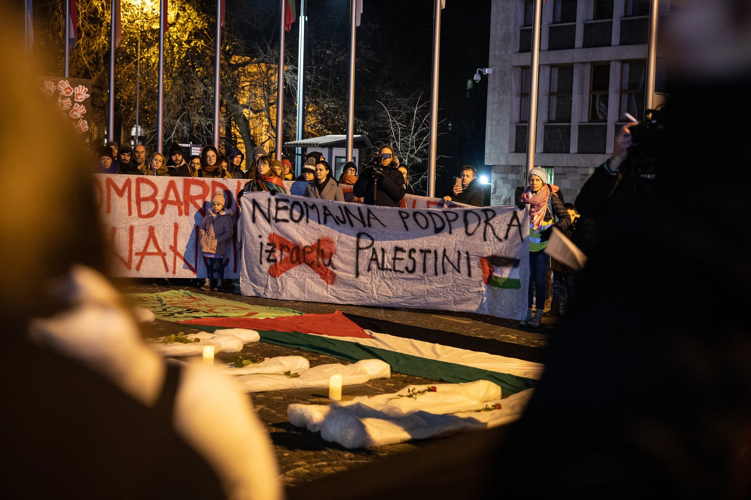  Civilnodružbena iniciativa Gibanje za pravice Palestincev, ki je nedavno organizirala protest proti grozotam v Gazi in na drugih palestinskih območjih, je vlado pozvala k podpori južnoafriškega zaprosila za uvedbo postopkov proti Izraelu. Foto: Katja Kodba/STA 