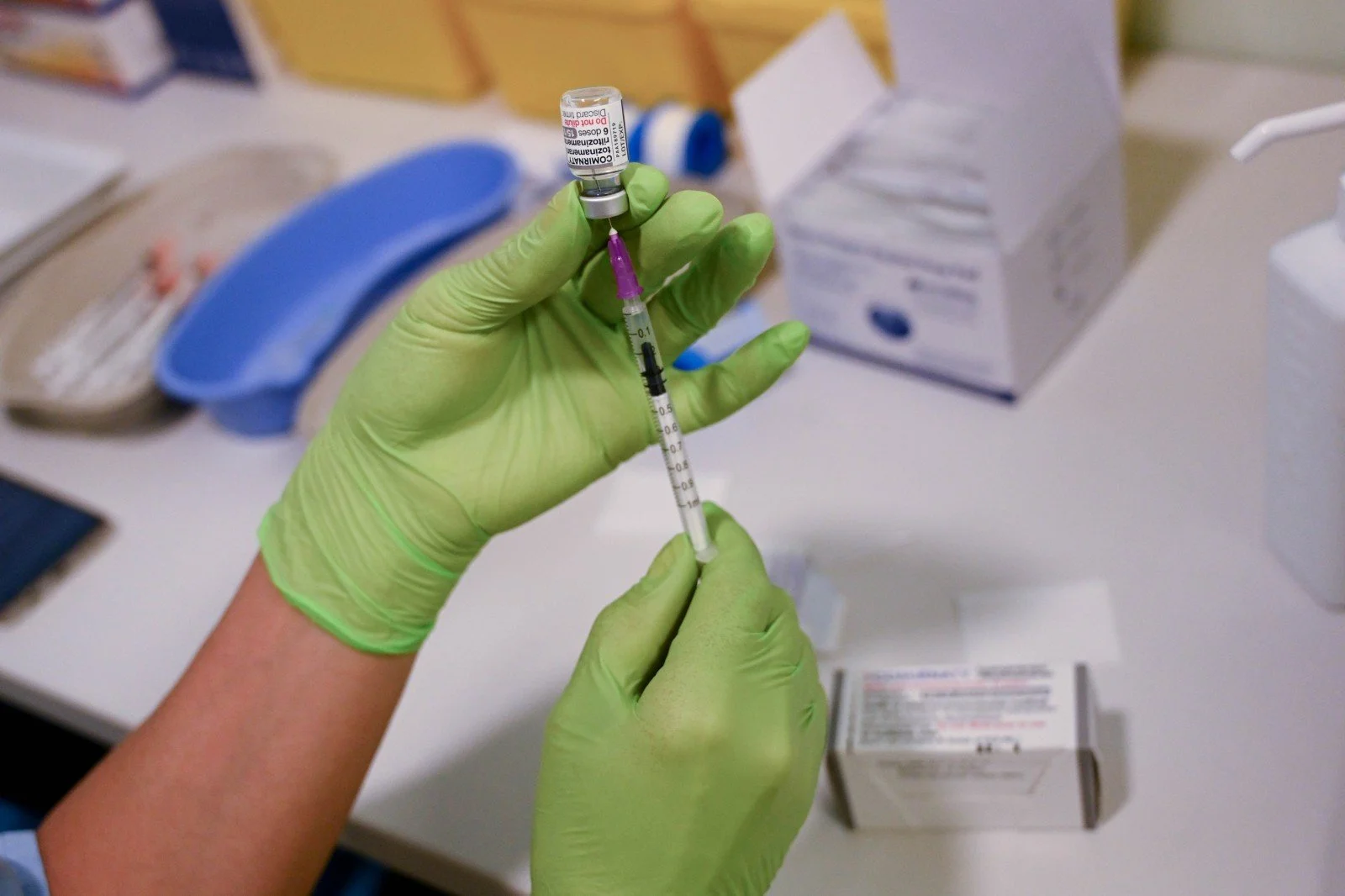  Varnostni odbor   evropske agencije za zdravila je julija 2021 ugotovil, da je vnetje srca po cepljenju z mRNA cepivi zelo redko, običajno pa se to odpravi s počitkom ali zdravljenjem. Foto: Tamino Petelinšek/STA 