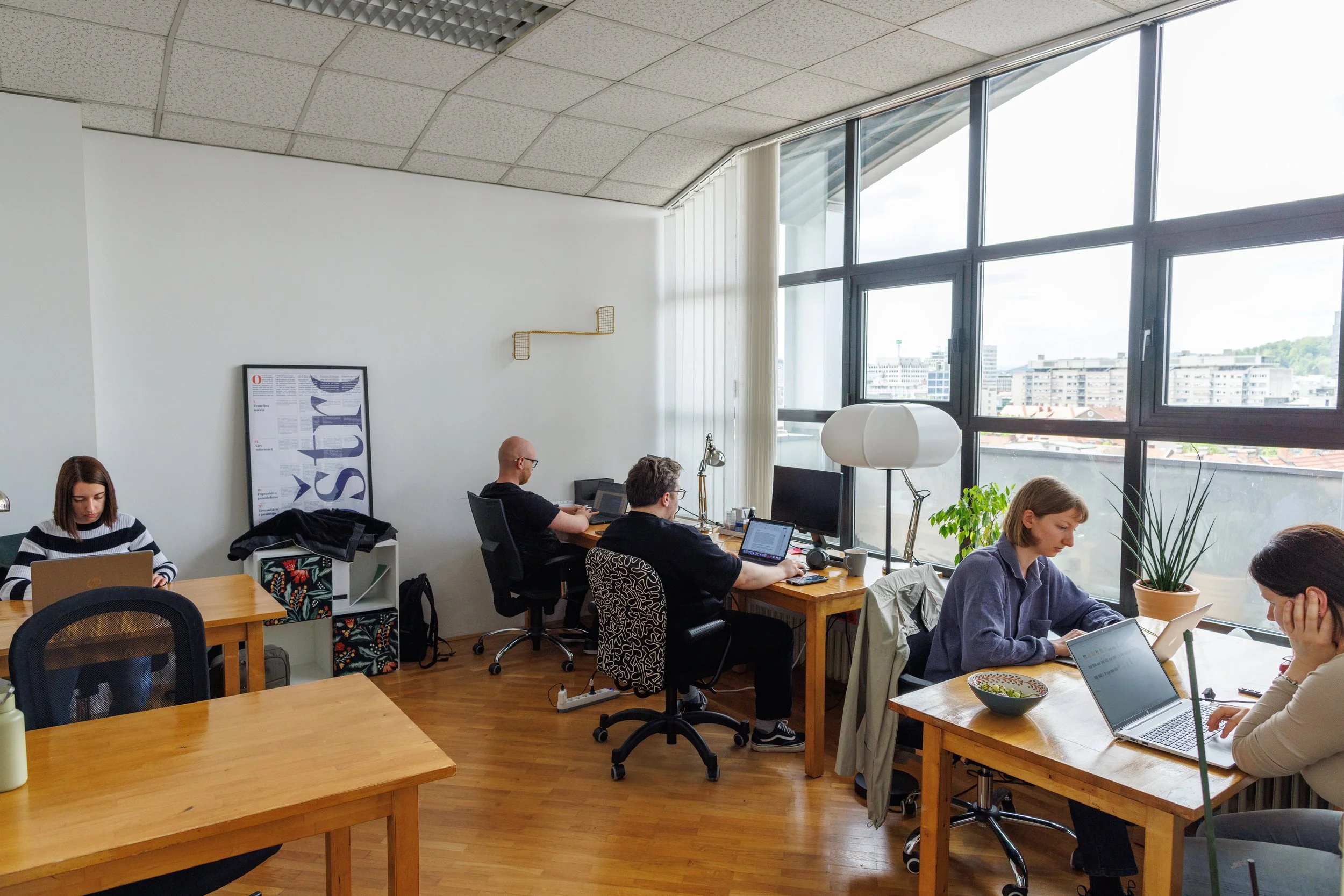  Novinarji projekta Razkrinkavanje.si bodo v živo spremljali štiri soočenja kandidatov pred evropskimi volitvami. Foto: Matej Povše/Oštro 