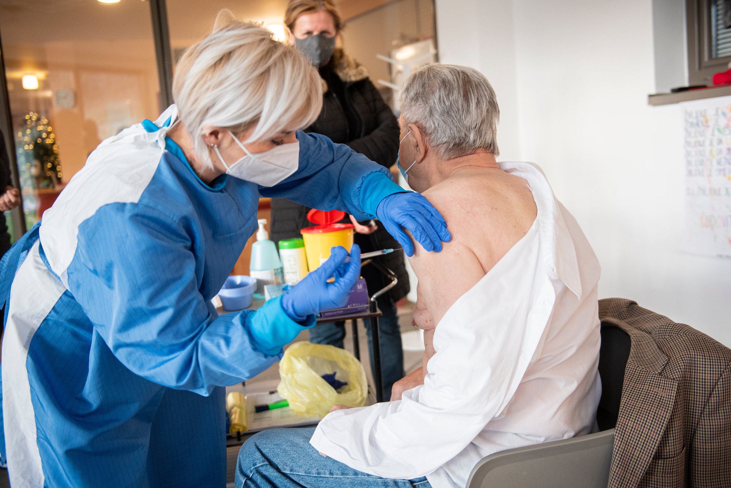  Rakavim bolnikom onkologi iz komisije ameriške nacionalne mreže za zdravljenje raka svetujejo cepljenje proti covidu-19. Foto: Bor Slana/STA/Ukom 