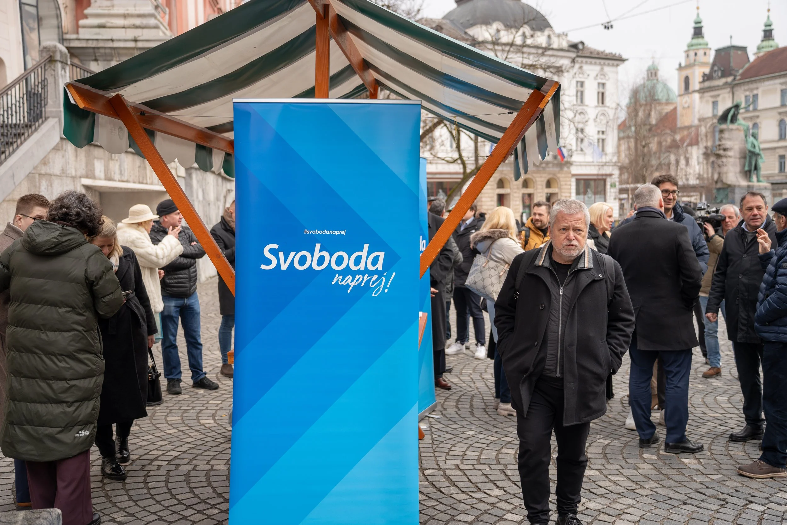 Fotografija dekleta, ki zažiga letak Gibanja Svoboda, je lažna