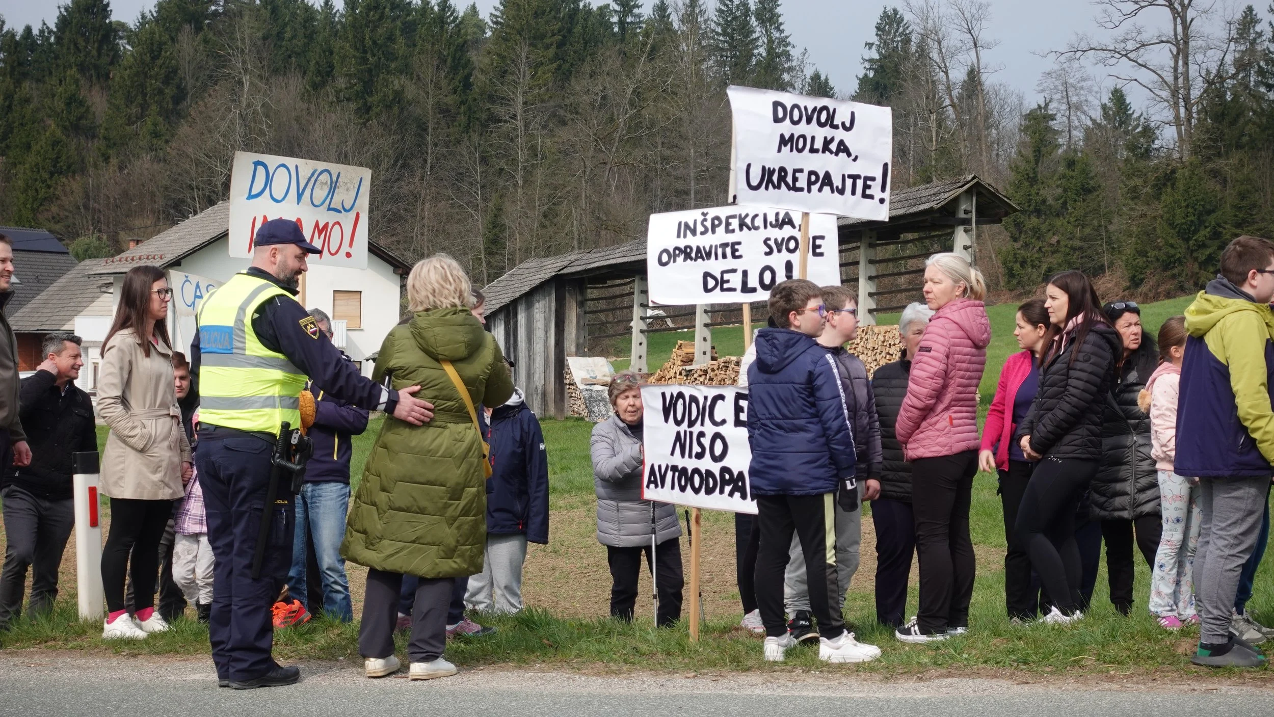 V Vodicah protest zaradi tamkajšnjega avtoodpada