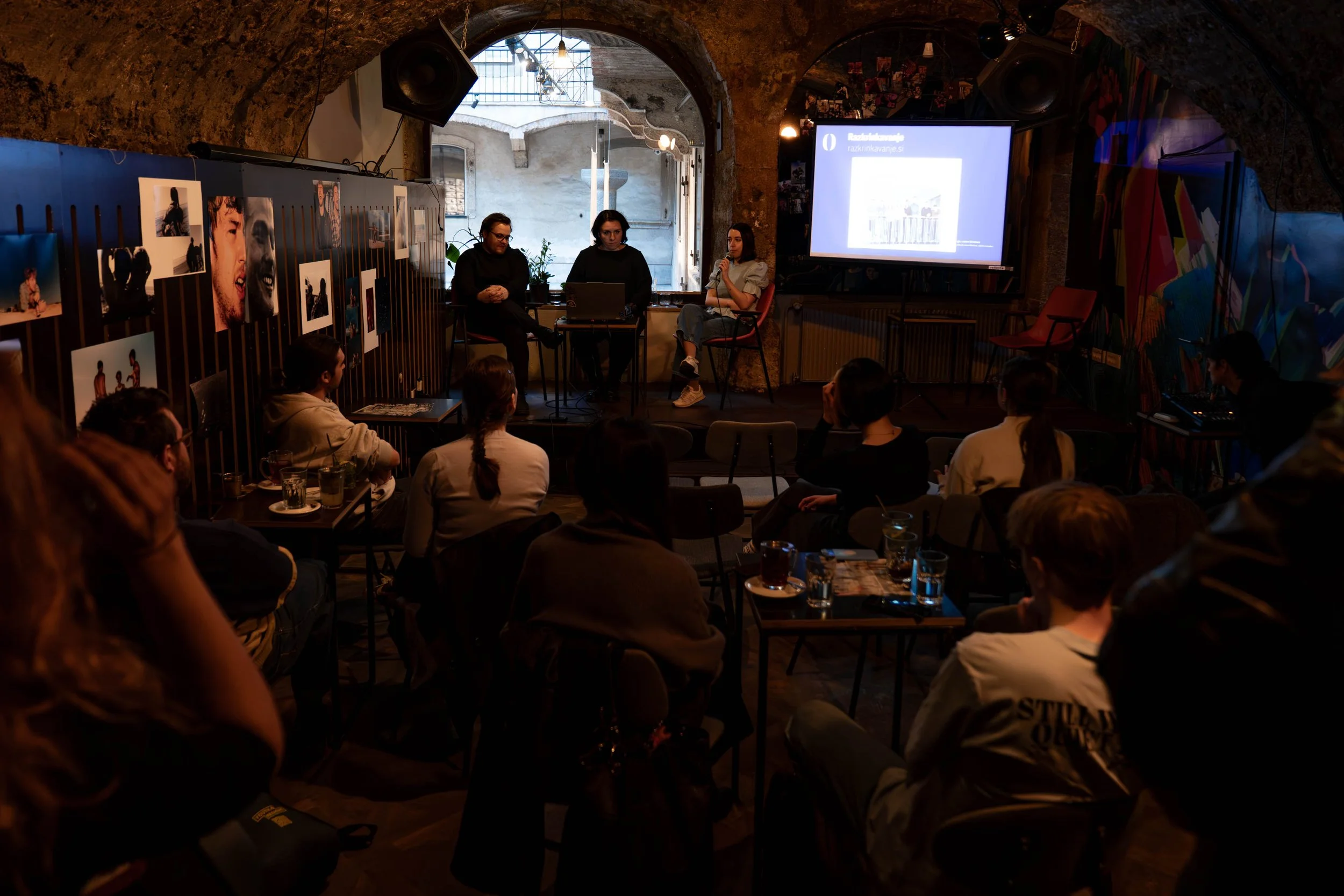 Oštrov javni uredniški sestanek o spremljanju državnozborskih volitev