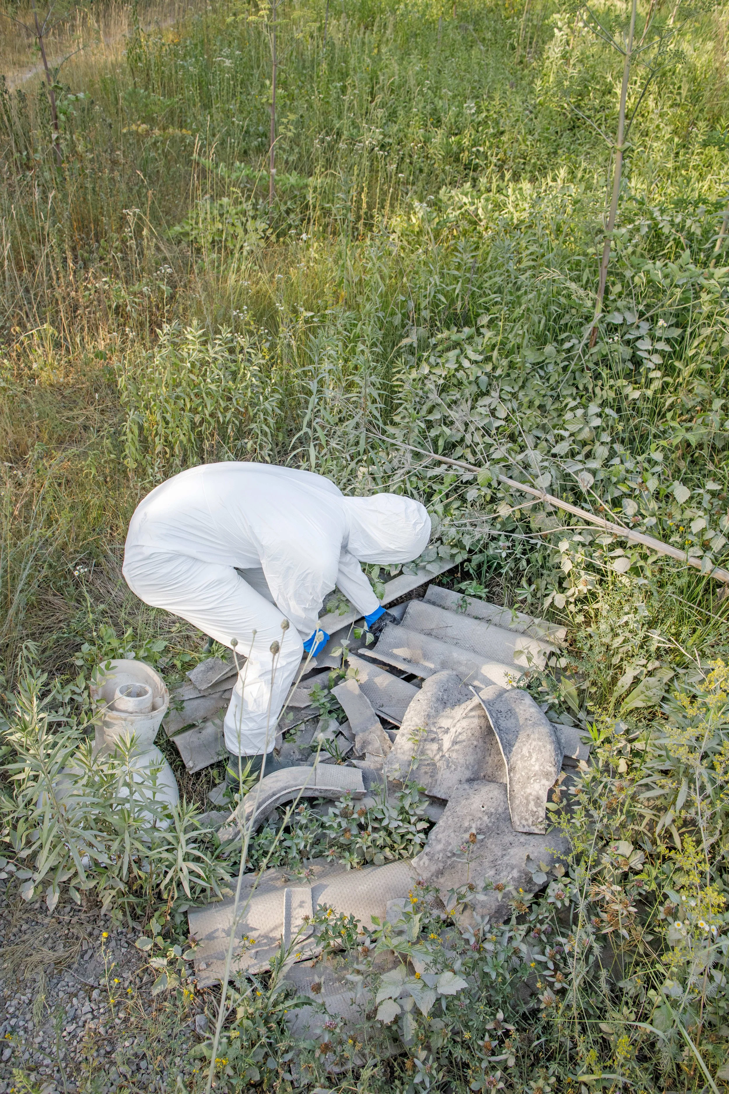  Odstranjevanje azbesta z divjega odlagališča. Foto: Matej Povše 