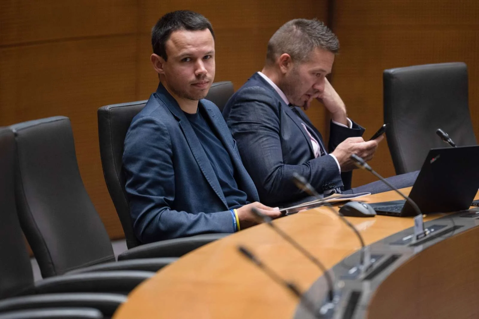  Poslanec SDS Andrej Hoivik je na 13. nujni seji odbora za kulturo govoril o vprašanju, ki ni bilo na dnevnem redu. Foto: Tamino Petelinšek/STA 