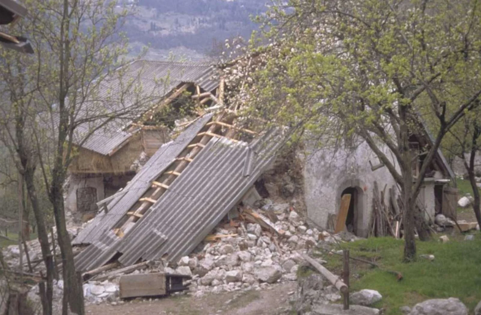  Posledice najmočnejšega potresa v Sloveniji v 20. stoletju, z žariščem v Zgornjem Posočju leta 1998. Foto: arhiv Arsa 