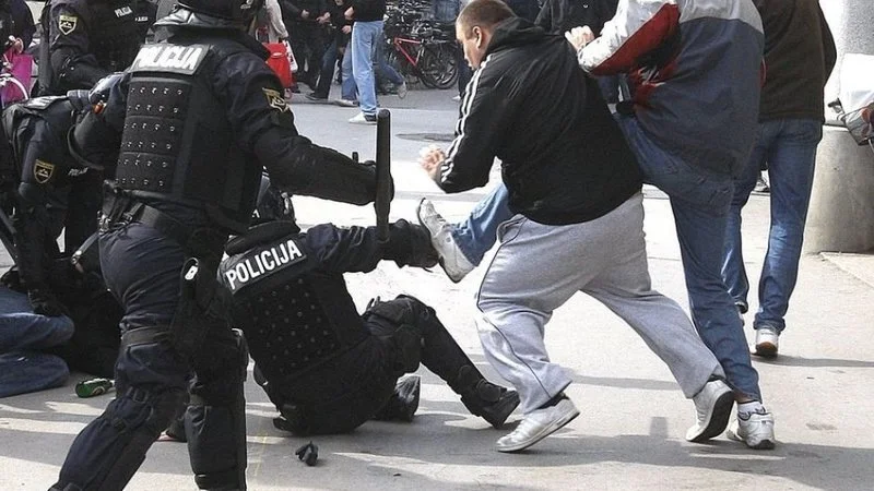  Fotografija je nastala oktobra 2009, ko so se nogometni navijači na ljubljanski tržnici spopadli s policisti, ti pa so po takratnem poročanju STA zaradi kršenja javnega reda in miru pridržali 53 oseb, od tega 33 mladoletnih. Foto: Blaž Samec/Delo 