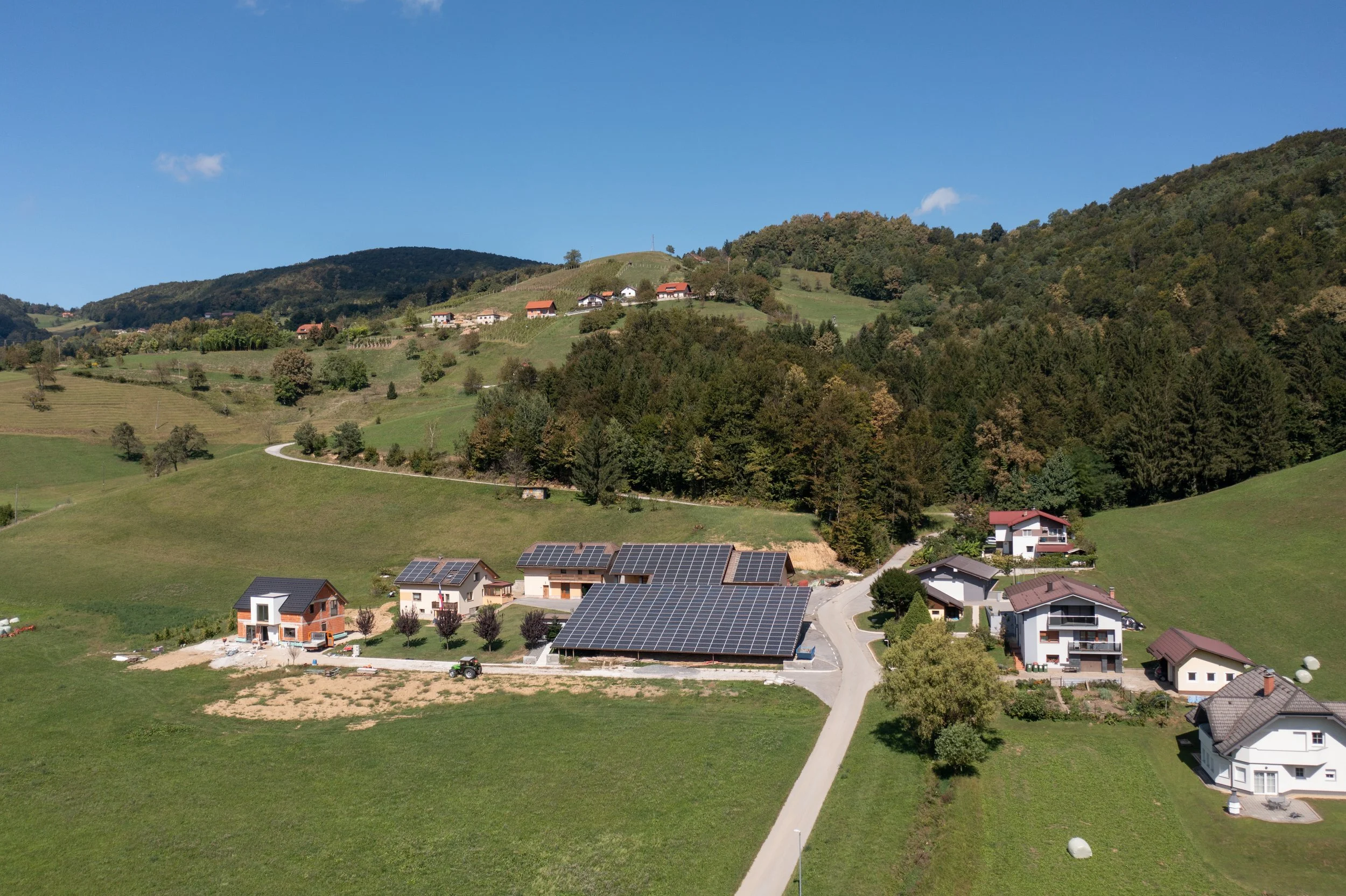  Hiša Bojana Podkrajška (SDS) je druga na levi in ima po uradnih podatkih 18,8 kvadratnega metra uporabne površine. Foto: Oštro 