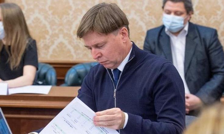  Aleksej Krukovski leta 2021 ob podpisu pisma o nameri med Brusniko in banko Dom.RF za projekt gradnje najemniških hiš v Tjumnu. Foto: uralfo.gov.ru 