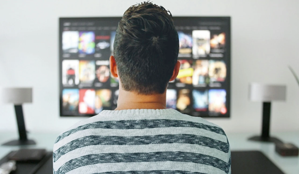  Po podatkih Sursa je v Sloveniji 22 odstotkov ljudi, starih od 16 do 74 let, v prvem četrtletju leta 2020 gledalo videovsebine na zahtevo, ki jih ponujajo komercialni ponudniki, kot so Netflix, HBO go in Pickbox. Foto: Pixabay 