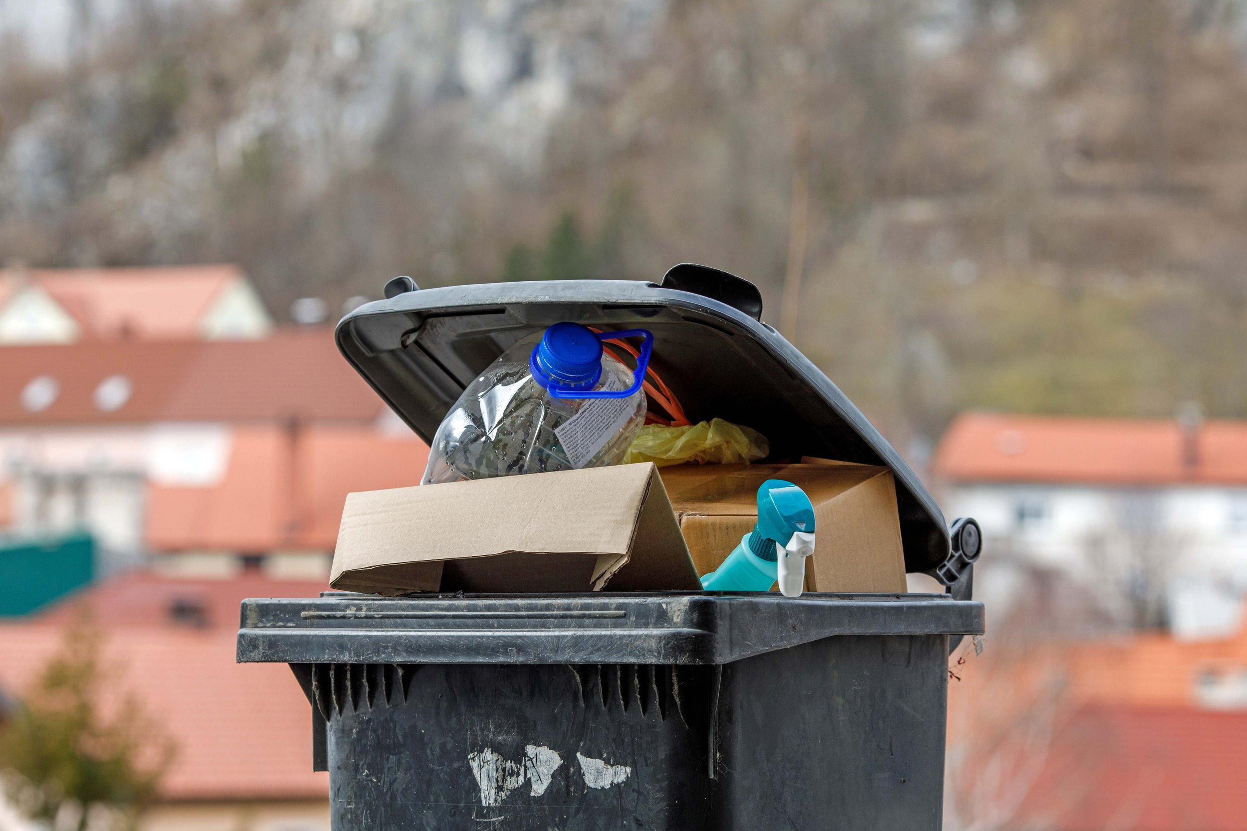  Na Petrolu so po našem poizvedovanju ugotovili, da na bencinskem servisu nimajo postavljenega ustreznega zabojnika za odpadno komunalno embalažo. Fotografija je simbolična. Foto: Matej Povše 