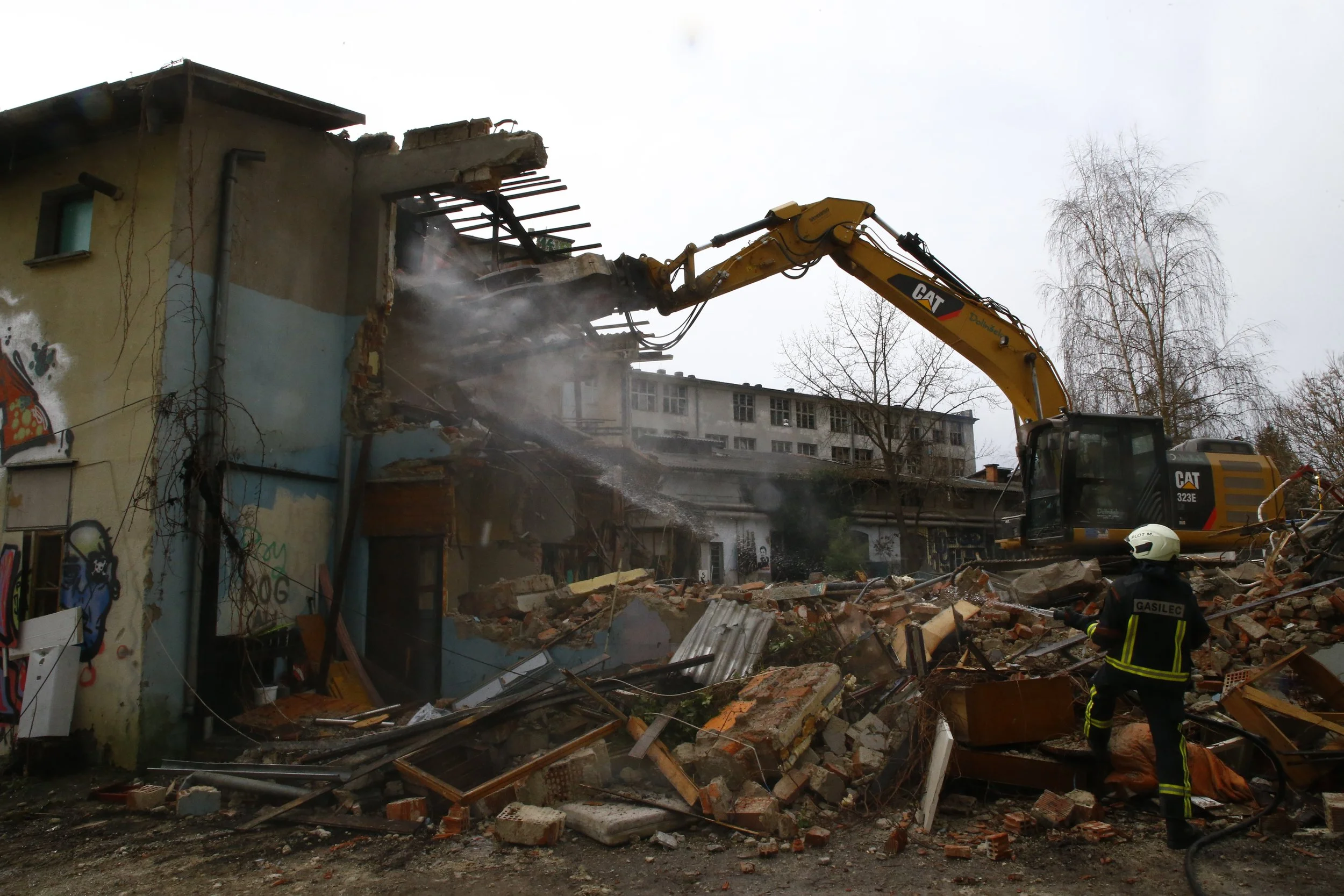  Rušenje nekdanje tovarne Rog na dan obiska okoljske inšpekcije. Foto: Borut Živulovič/BOBO 
