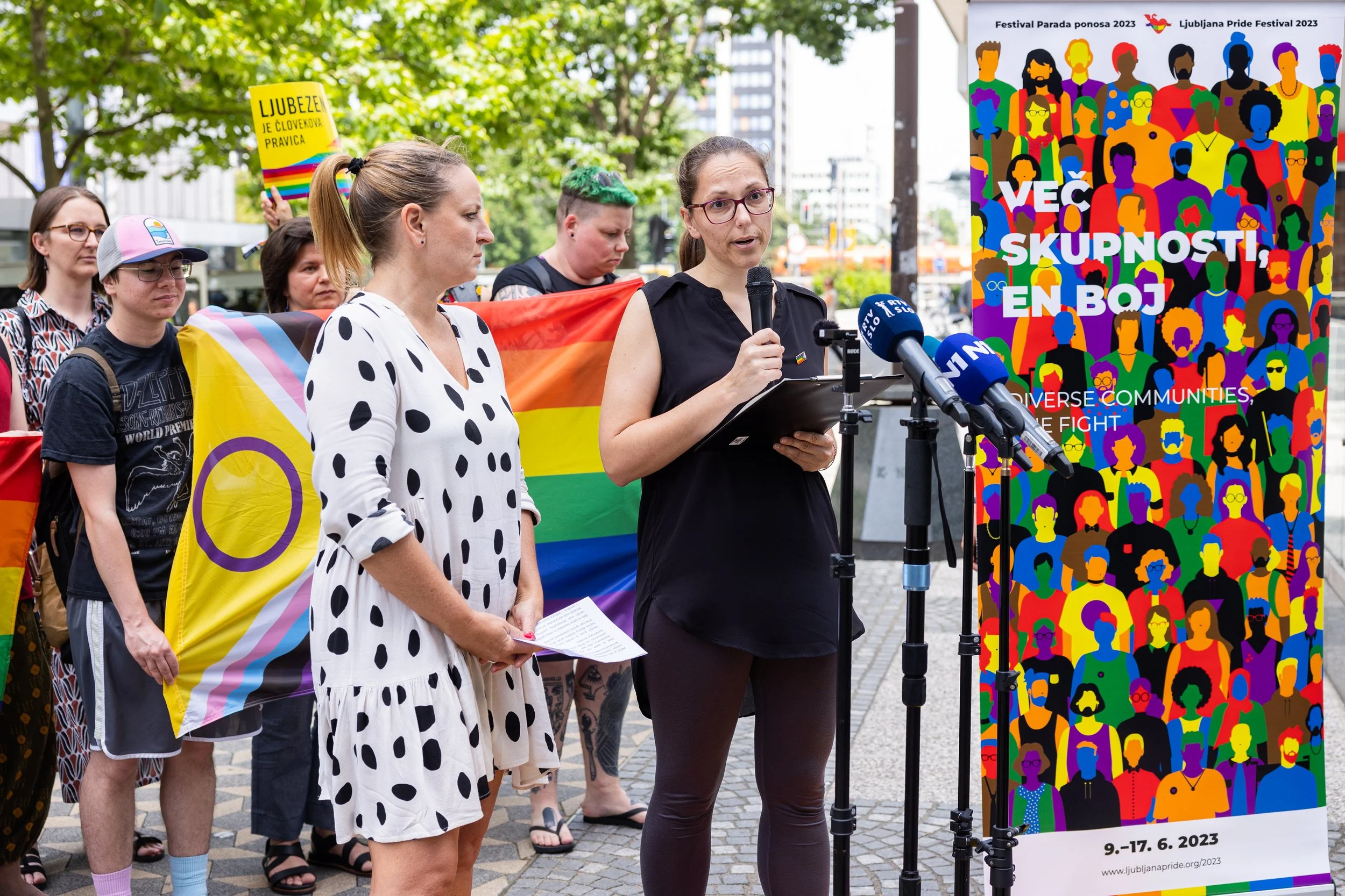  Društvo Parada ponosa je v izjavi za javnost po nasilju na letošnji paradi ponosa v Ljubljani poudarilo, da so se udeleženke in udeleženci parade, ki so bili žrtve nasilja, napadov in zastraševanja, pogosto soočali tudi s pasivnostjo policistov, ki so bili nasilju priča. Foto: Bor Slana/STA 