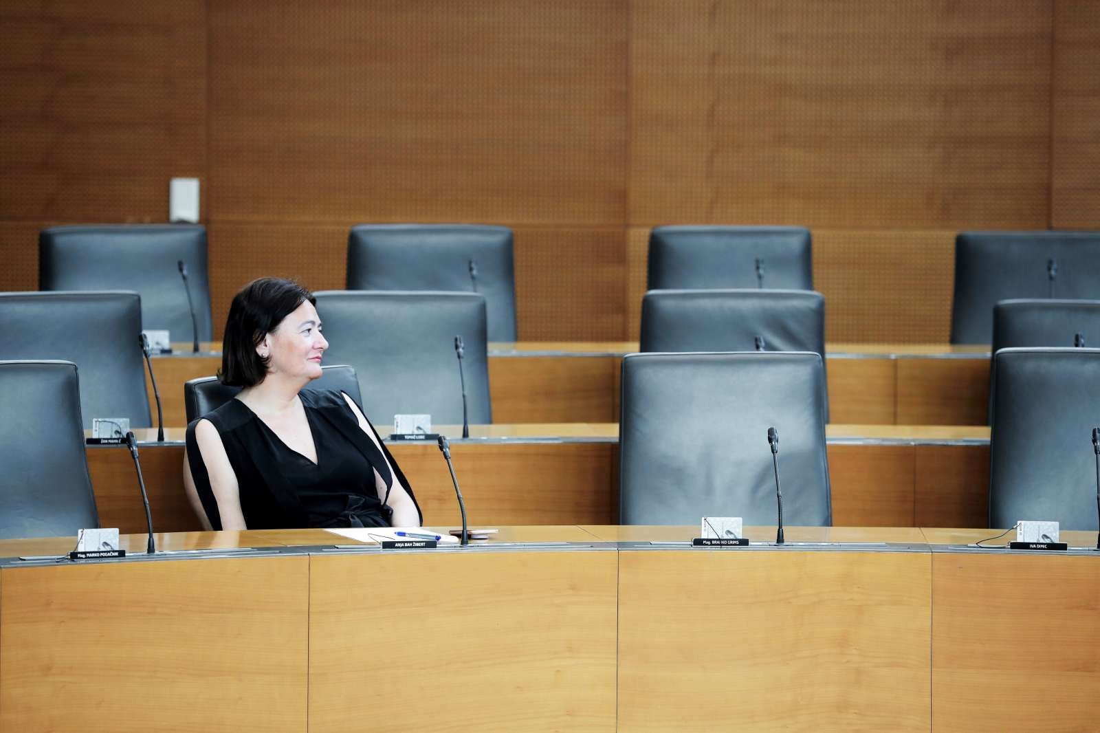  Poslanka SDS Anja Bah Žibert je v poslanskem vprašanju, ki ga je 8. maja naslovila na vlado, poudarila, da bi morale izobraževalne ustanove pri preprečevanju medvrstniškega nasilja in zlorabe drog tesneje sodelovati s policijo. Foto: Daniel Novakovič/STA 