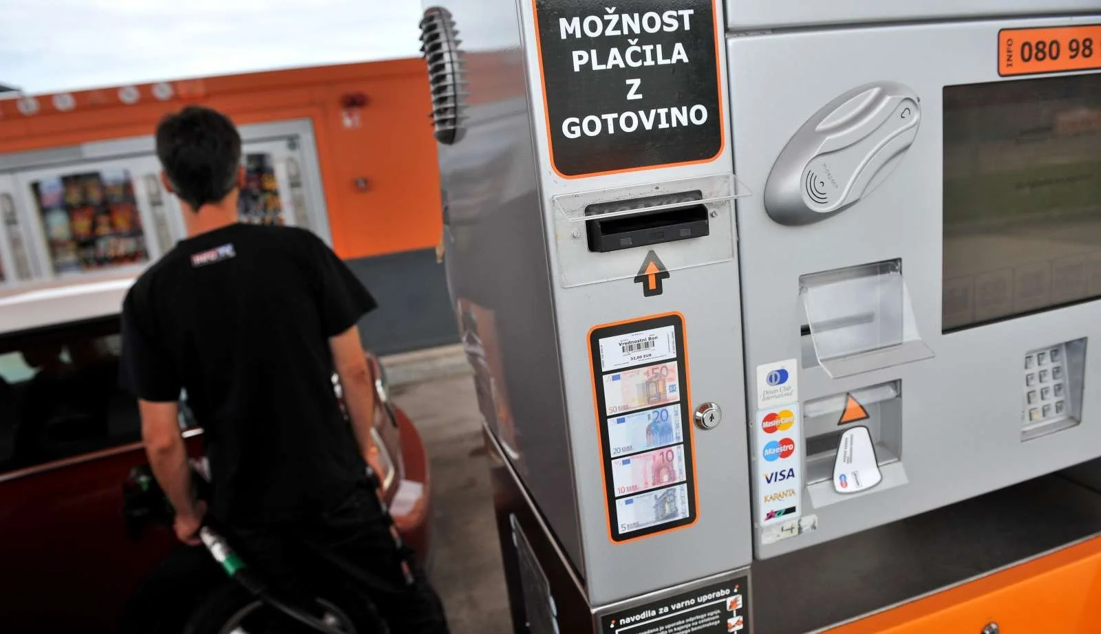  Vlada bo za podjetja, ki jim regulacija cen goriva škodi, določila primerno nadomestilo, so 20. maja sporočili z ministrstva za gospodarski razvoj in tehnologijo. Foto: Tamino Petelinšek/STA 