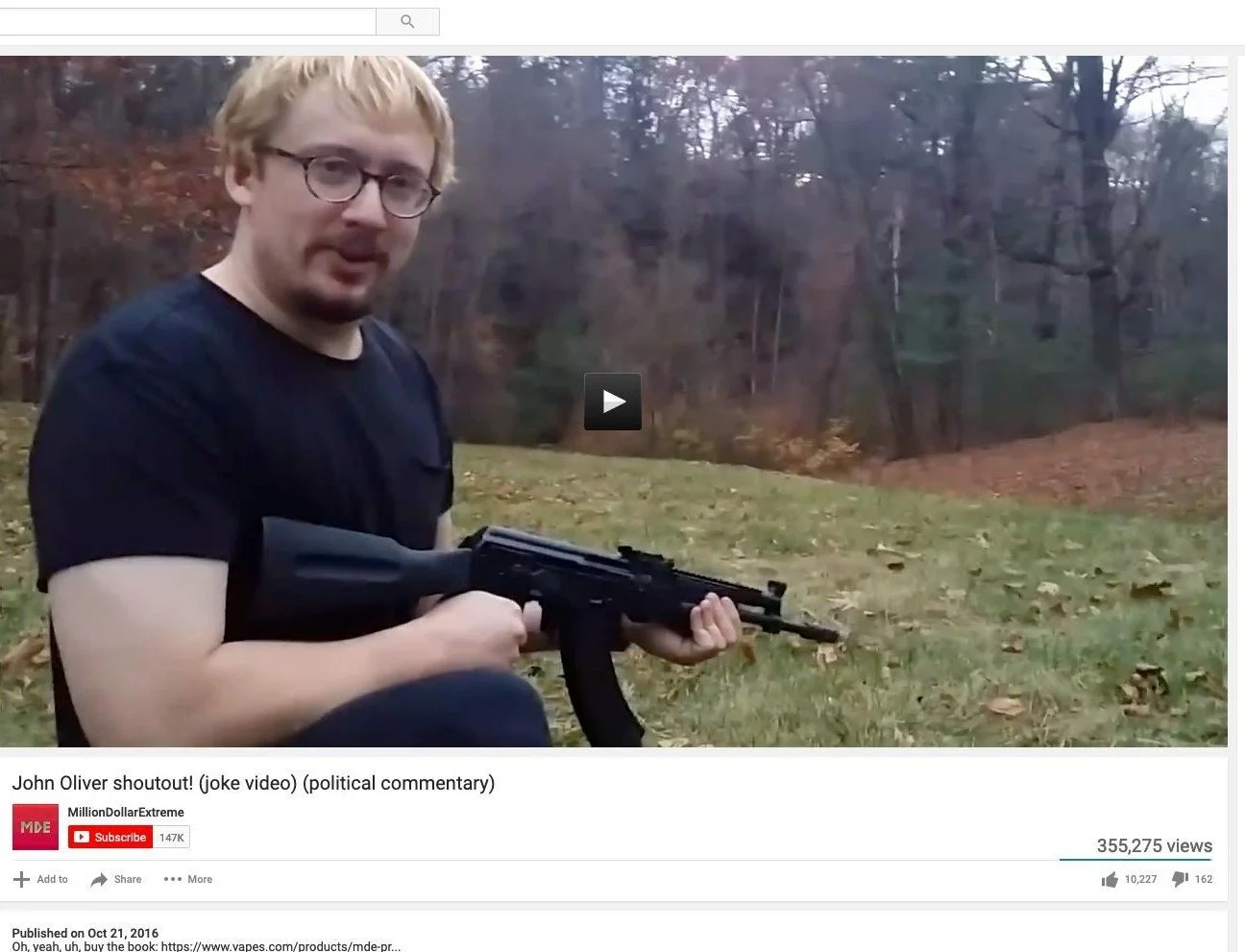  Posnetek zaslona iz videa ameriškega komika Sama Hyda, ki ga spletni troli že vsaj od leta 2015 uporabljajo za lažno poročanje o storilcih množičnih streljanj in terorističnih napadov. Vir: archive.org 