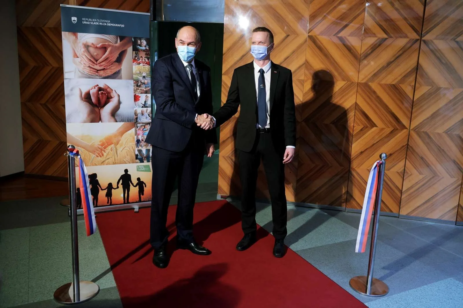  Takratni predsednik vlade Janez Janša in v. d. direktorja urada za demografijo Danilo Lončarič na odprtju urada v Mariboru leta 2022. Foto: Daniel Novakovič/STA&nbsp; 