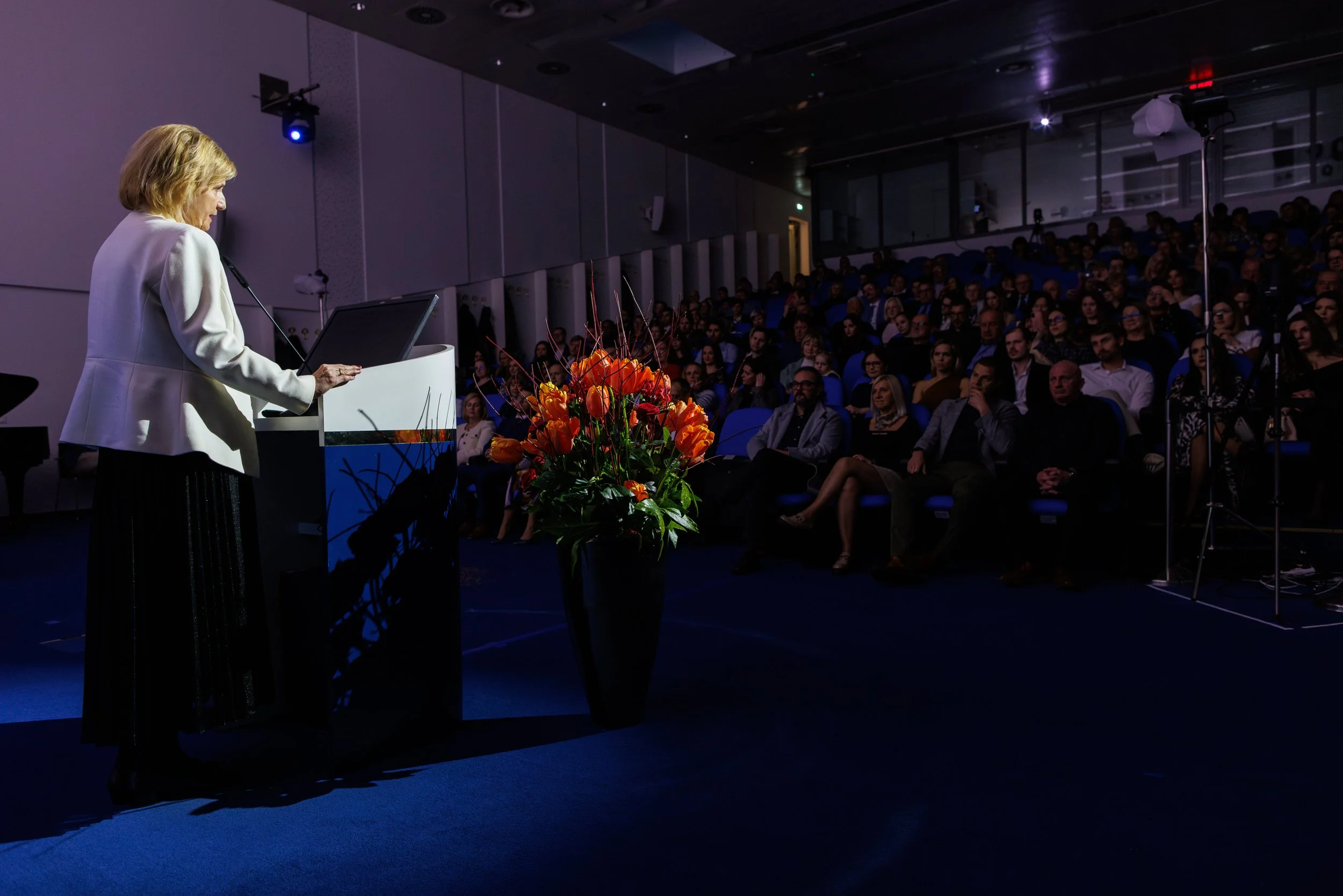  Predsednica zdravniške zbornice Bojana Beović na podelitvi licenčnih listin in potrdil o opravljenem specialističnem izpitu. Foto: zdravniška zbornica Slovenije 