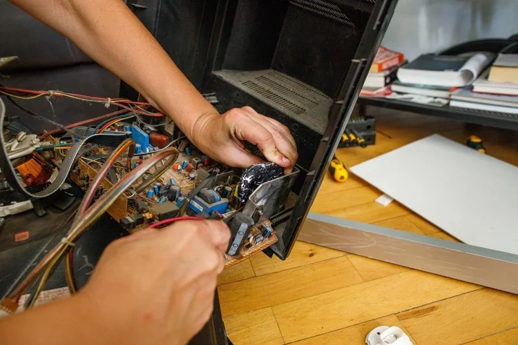  An old television set was equipped with a tracking device and disposed of on 1 July at the collection centre of the company Surovina in Žalec. Photo: Matej Povše 