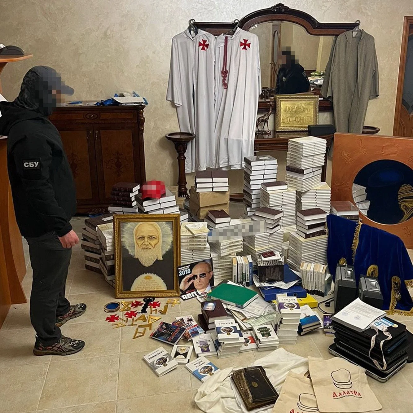At the raid, the SBU and Ukrainian national police found dozens of copies of books by ‘Anastasia Novykh’. Photo: SBU