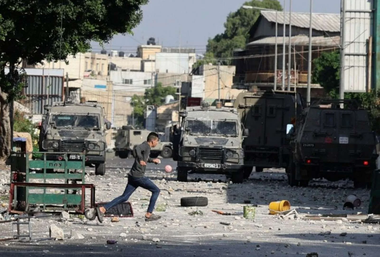 Izraelska policija je avgusta v mestu Betunija na Zahodnem bregu v več racijah zasegla sedem stružnic, šest pištol, tri puške M16 ter rezervne dele orožja. Foto: X/STA 
