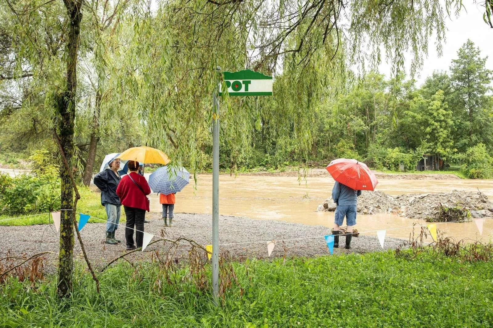  Gasilci ljubljanske gasilske brigade so prve klice zaradi poplav začeli prejemati 4. avgusta zjutraj, intenzivneje po 8. uri, ko je reka Sava nenadoma narasla za dva metra. Foto: Katja Kodba/STA 