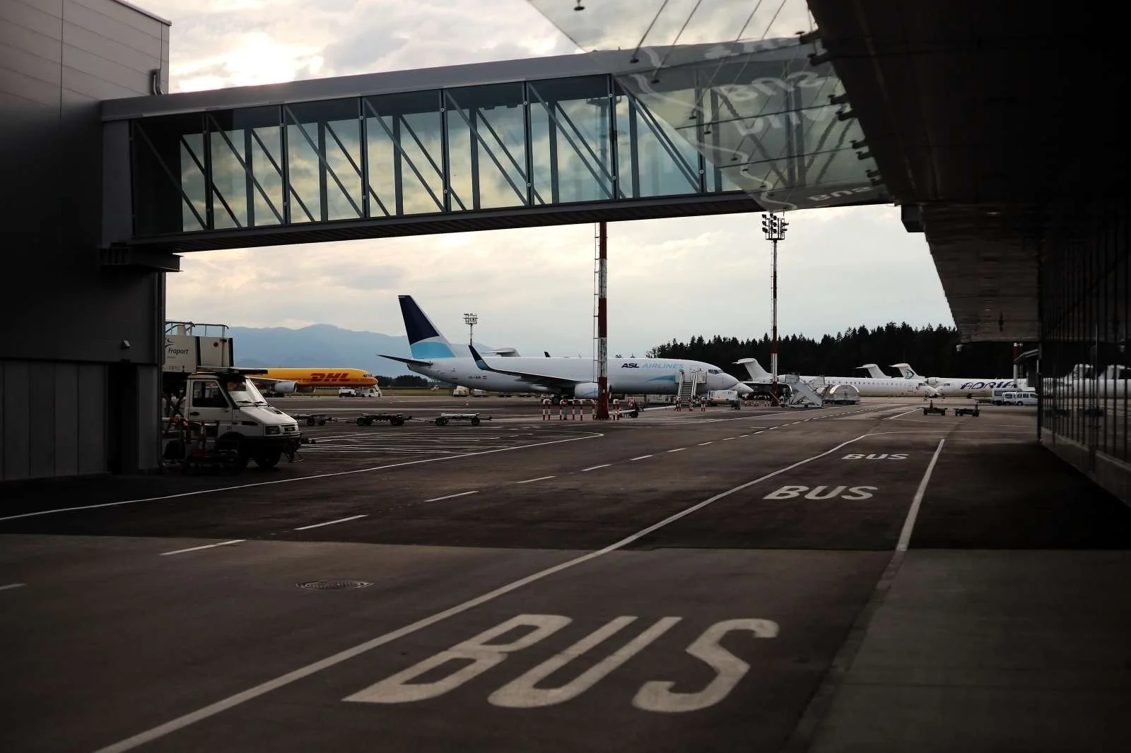  Slovenija se po oceni ministrstev za infrastrukturo in gospodarstvo s poslabšano letalsko povezljivostjo spopada vse od stečaja Adrie Airways oktobra 2019. Foto: Daniel Novakovič/STA 