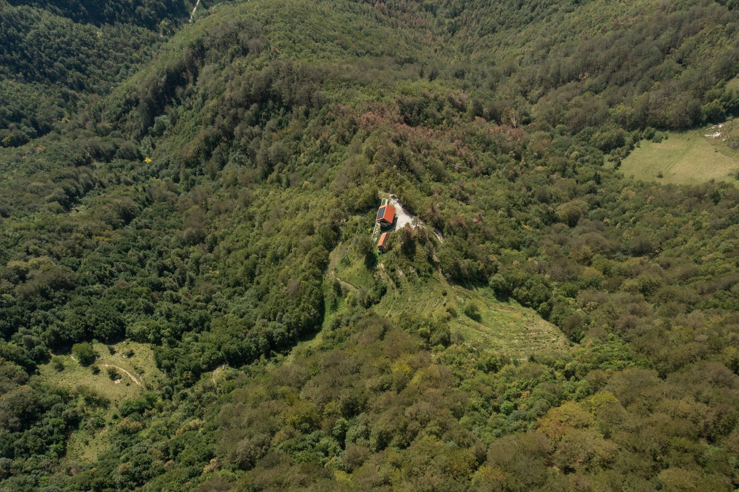   Eighteen-square-metre house of MP Miroslav Gregorič (FM). Next to it is a larger building categorised as a crop storage unit. Photo: Oštro  