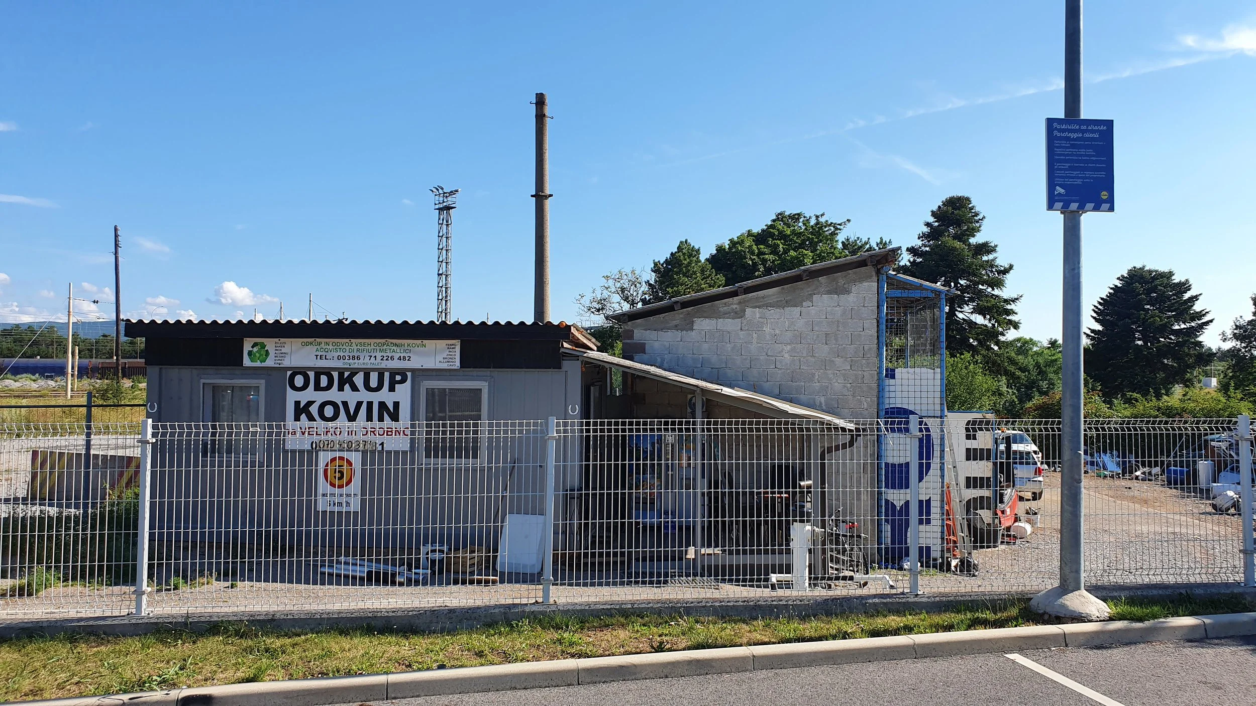  Na eni od tabel na sliki je bila avgusta lani navedena tudi telefonska številka Zorana Jugovca. Foto: Oštro 