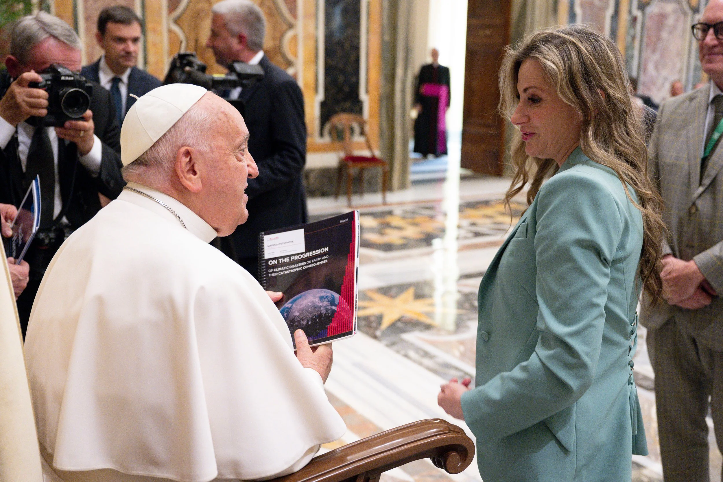 This June, the President of AllatRa in the US, Marina Ovtsynova, handed Pope Francis the environmental report that includes the prediction of the world ending in 2036. Foto: © Vatican Media