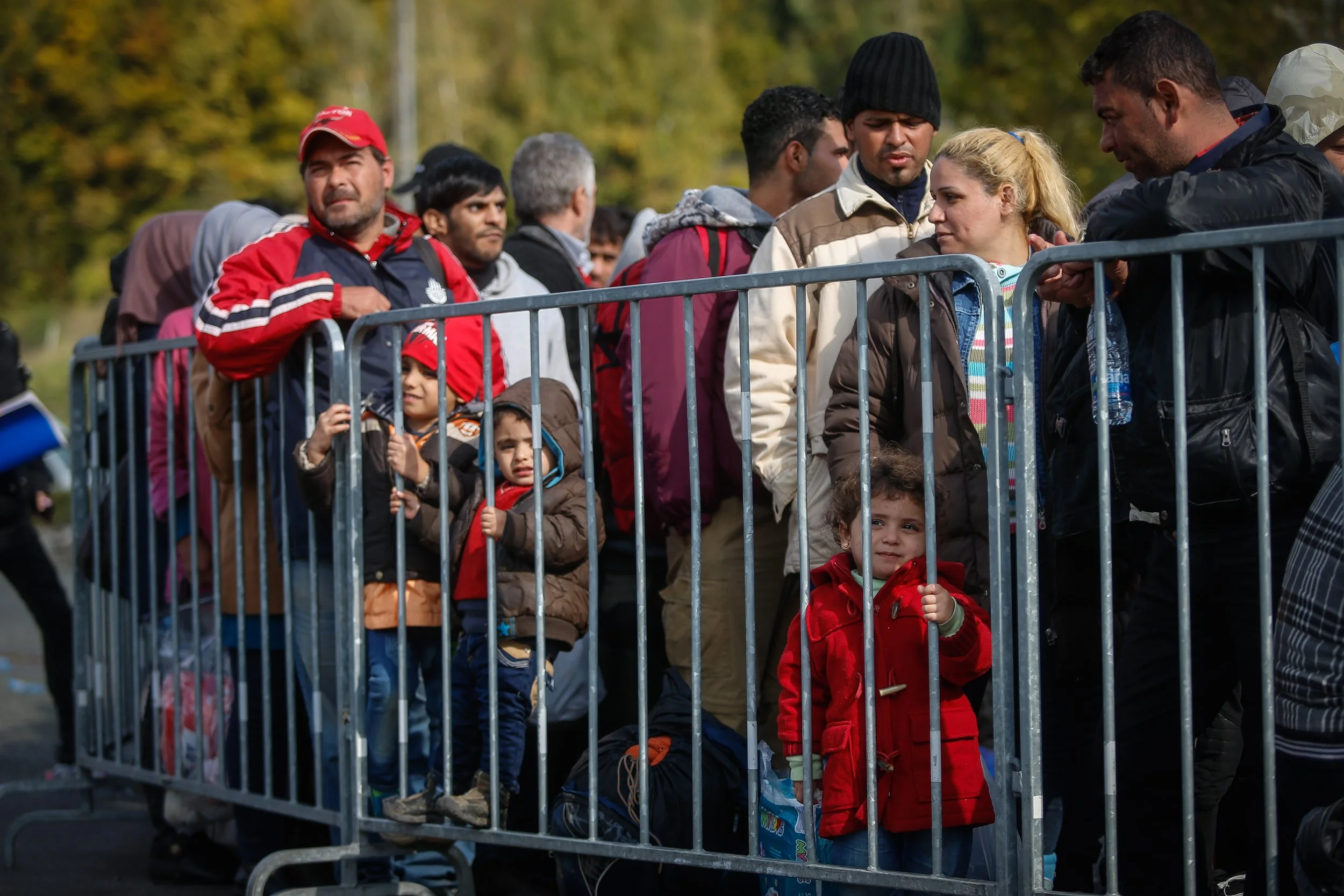  Slovenski policisti so lani obravnavali več kot 46 tisoč nedovoljenih vstopov v državo, pri čemer so najpogosteje obravnavali državljane Sirije, Afganistana in Turčije. Na fotografiji so begunci na mejnem prehodu Šentilj leta 2015. Foto: Anže Malovrh/STA 
