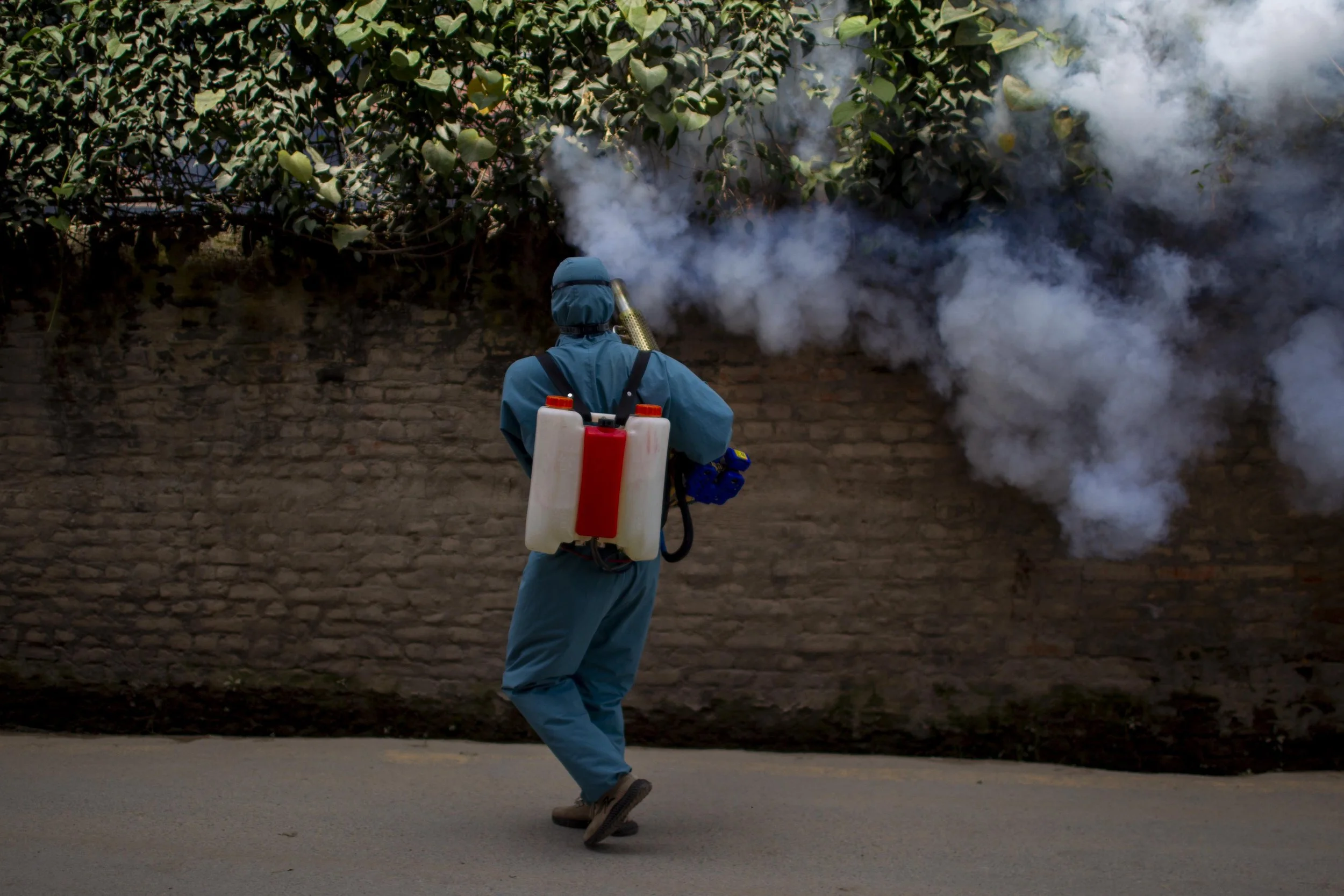 Na spletnem mestu Integrirano varstvo rastlin pojasnjujejo, da so fitofarmacevtska sredstva skrajni ukrep za nujno zagotavljanje zdravja rastlin in preprečevanje razvoja škodljivcev. Foto: Xinhua/STA 