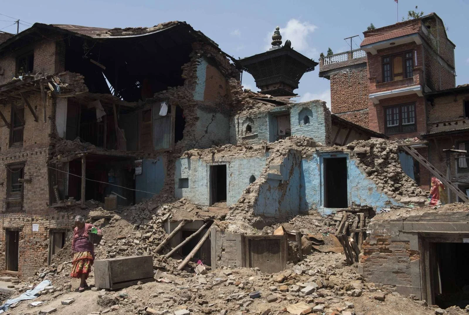  Siol je poročilu o potresu v Peruju dodal tvit z videoposnetkom, ki naj bi prikazoval posledice, a ta je iz leta 2015. (Na fotografiji so posledice takratnega potresa v mestu Lalitpur.) Foto: Xinhua/STA 