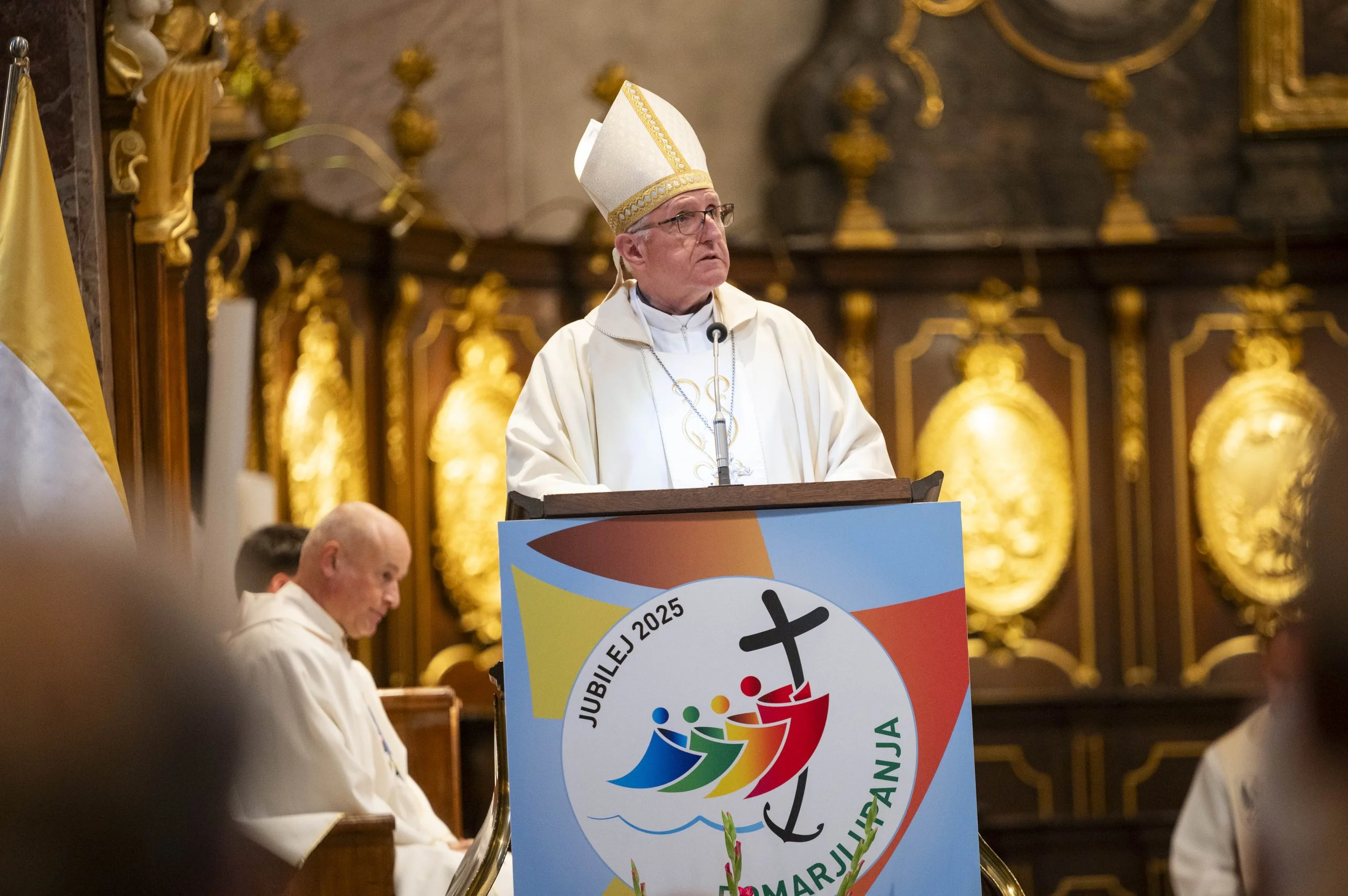  Verske skupnosti v Sloveniji so 29. septembra ob pozivu k oddaji podpisov za referendum poudarile, da je zakon o PPKŽ z njihovega stališča zaradi nedopustnega posega v človekovo življenje nesprejemljiv. (Na fotografiji ljubljanski nadškof Stanislav Zore.) Foto: Boštjan Podlogar/STA 