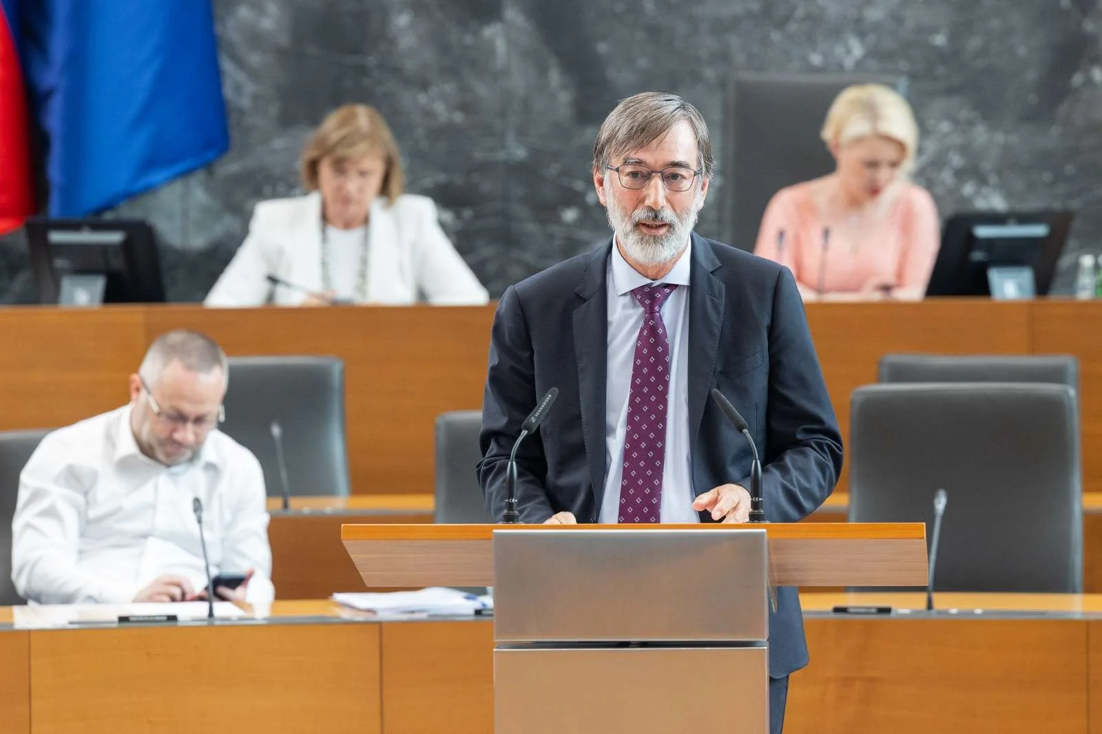  Šolski minister Darjo Felda je na 13. redni seji državnega zbora dejal, da je vpis na slovenske srednje poklicne in strokovne šole visoko nad povprečjem EU, a je interes za vajeniško izobraževanje večji pri delodajalcih kot pri učencih. Foto: Bor Slana/STA 