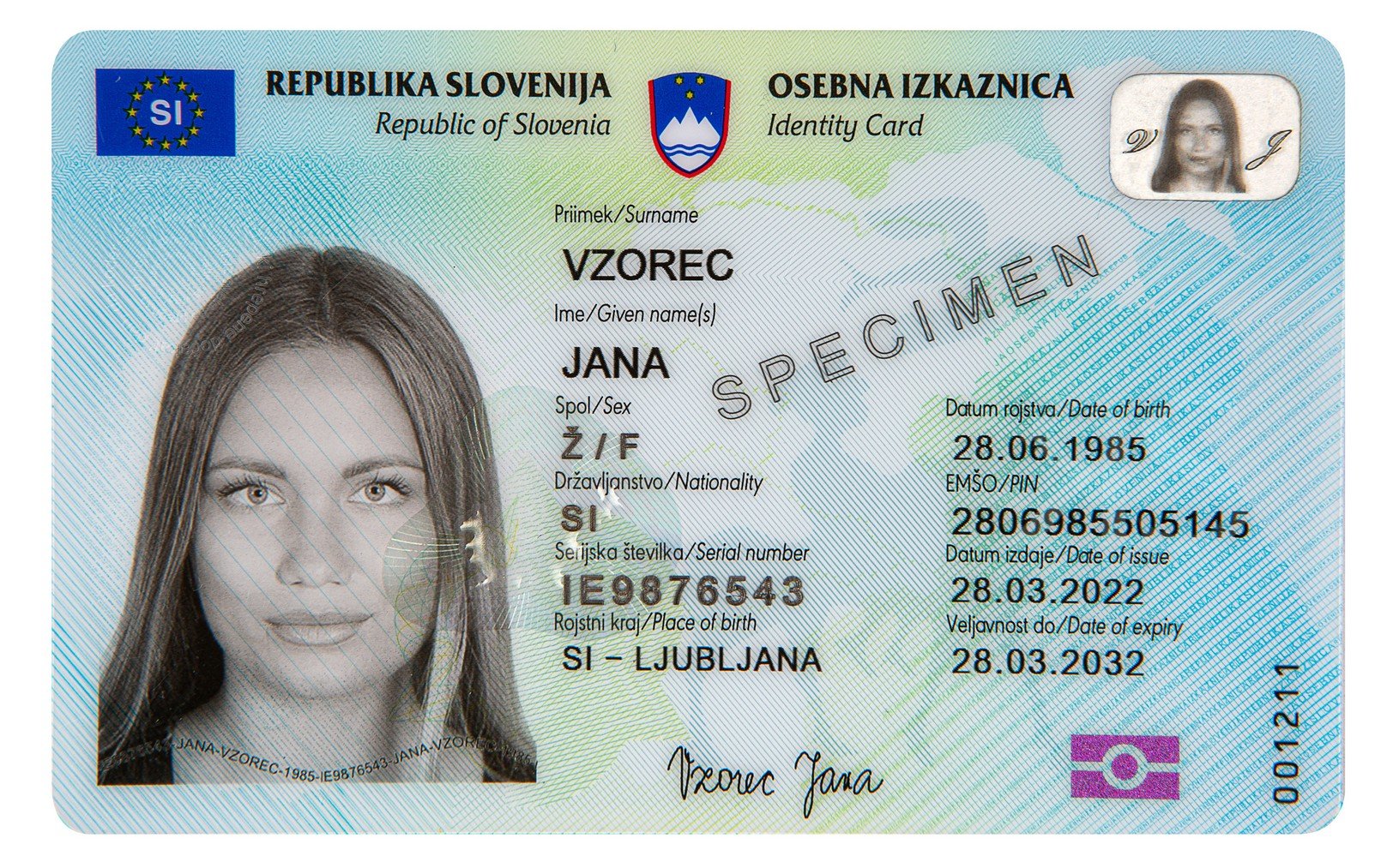  Od 2. oktobra lahko državljani ob izdelavi nove osebne izkaznice ali potnega lista zaradi boljše obveščenosti na svoj elektronski naslov prejmejo obvestilo o datumu izdelave dokumenta in datumu predaje na pošto. Foto: ministrstvo za notranje zadeve 