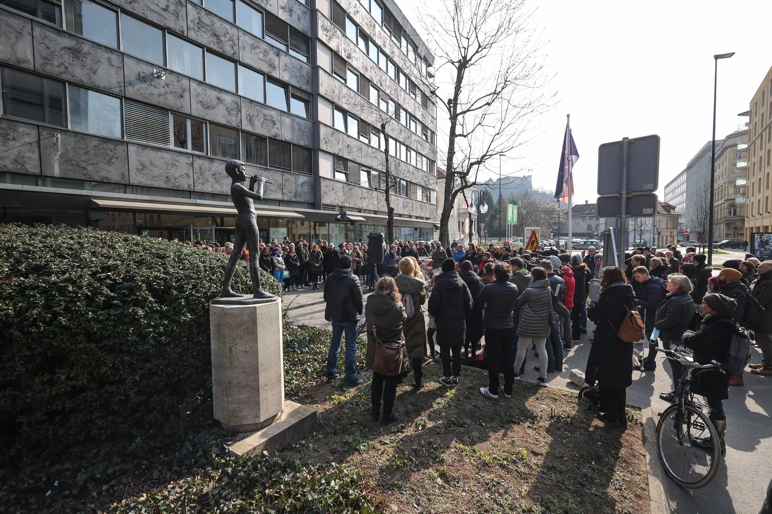  Zaposleni na RTV Slovenija so marca opozorili na siromašenje programa, stopnjevanje pritiskov vodstva na zaposlene in politizacijo javne radiotelevizije. Foto: Nebojša Tejić/STA 
