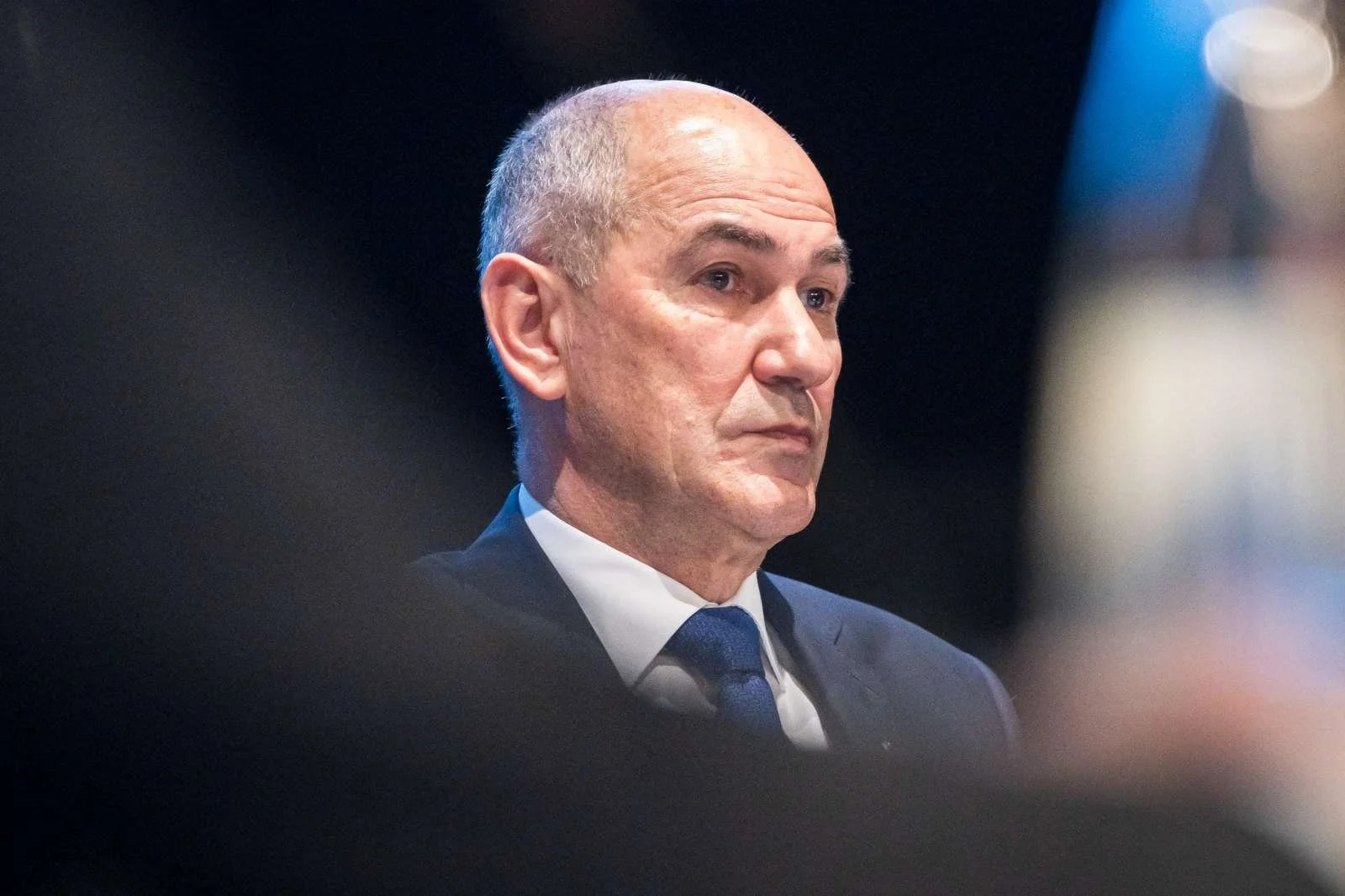  Predsednik stranke SDS Janez Janša je 3. marca na pred parlamentarno komisijo, ki preiskuje domnevno nezakonito financiranje SDS, dejal, da je stranka kapitalsko bolj povezana z nacionalno televizijo kot z Novo24TV ali Novo hišo. Foto: Jure Makovec/STA 