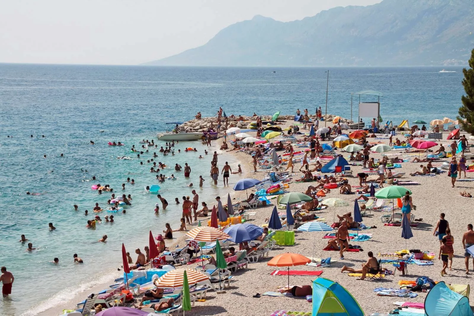  Po podatkih Eurostata si leta 2020 tedna dni dopusta ni moglo privoščiti 49,4 odstotka Hrvatov in 18,4 odstotka Slovencev. Foto: Hina/STA 