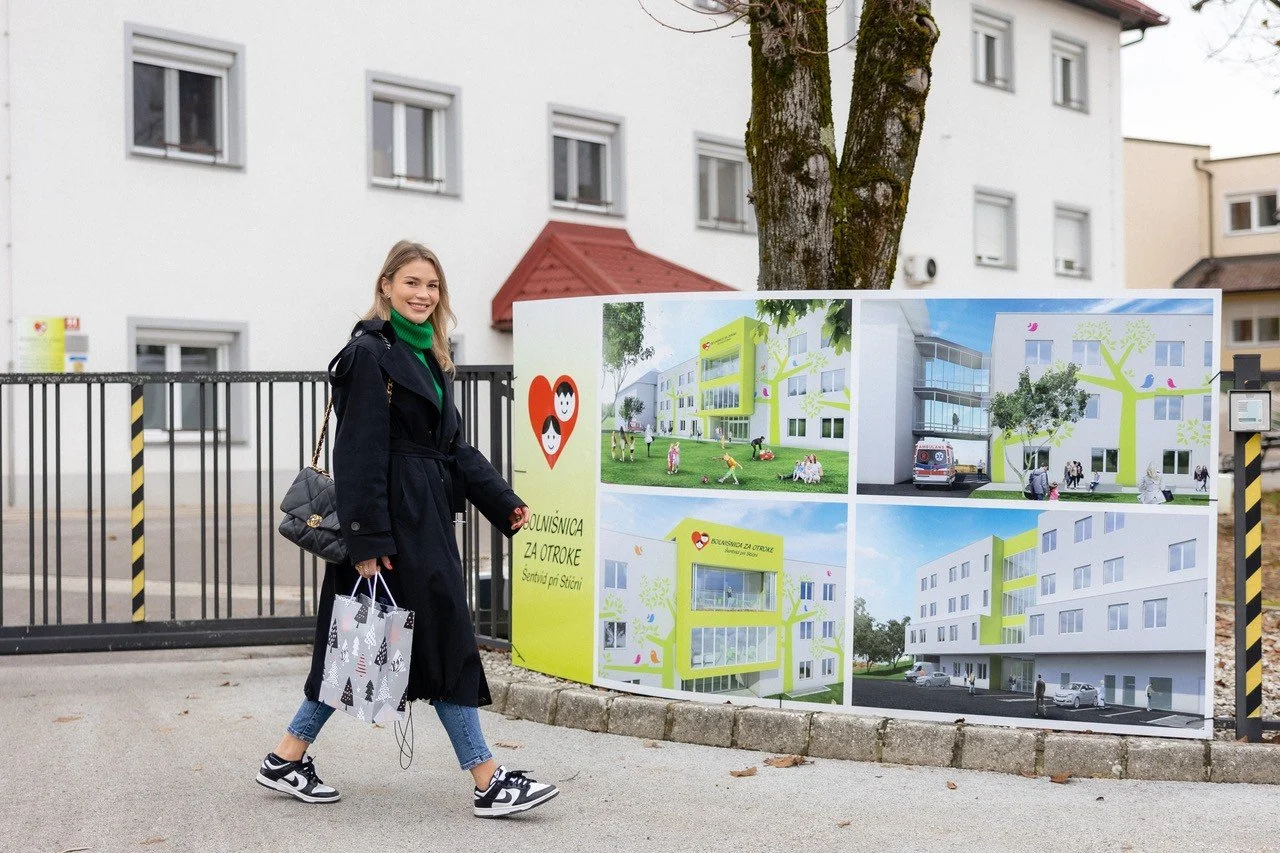  Anamaria Goltes je v videu, na katerega se je skliceval Žurnal24, sledilcem predstavila svoj postopek priprave na dogodek. Foto: Fundacija Luke Dončića 